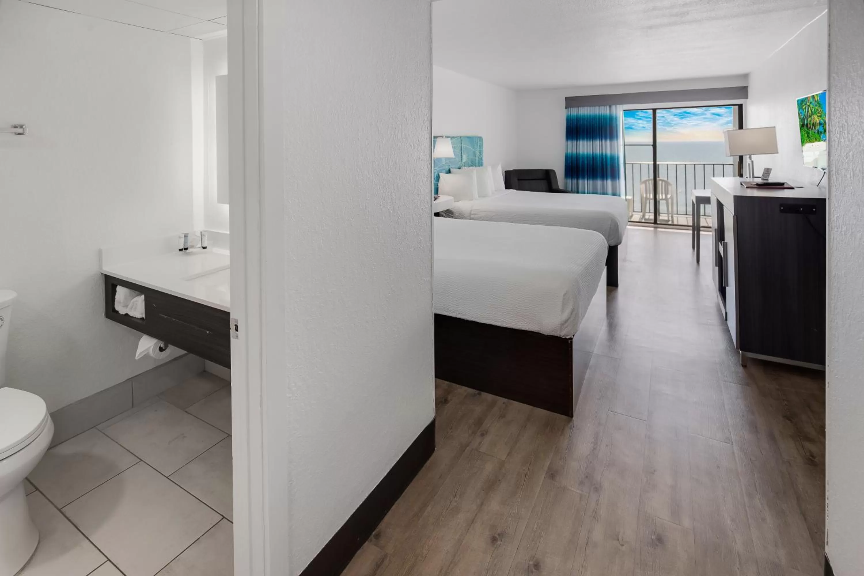 Photo of the whole room, Bed in Tropical Seas Hotel