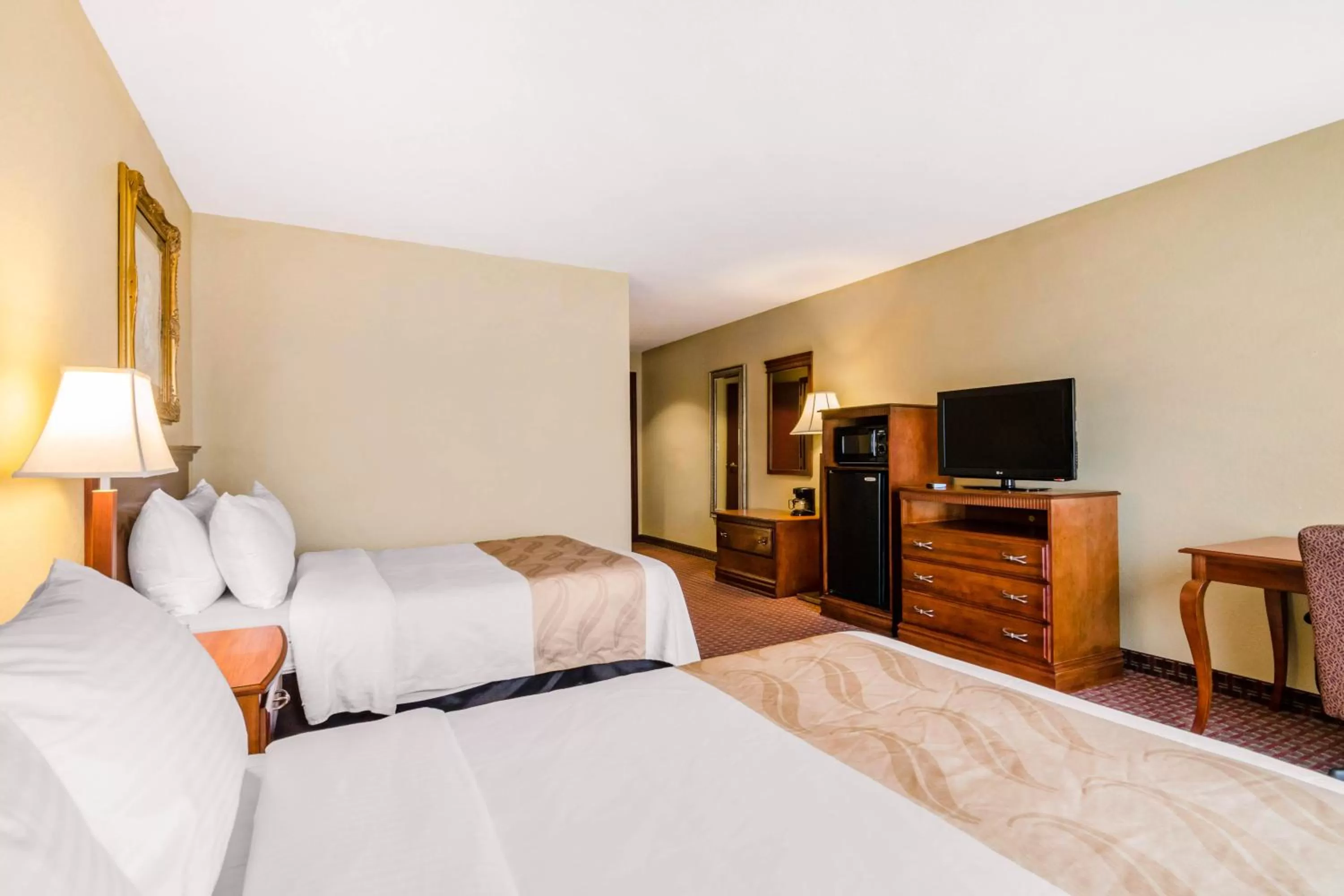 Bedroom, Bed in Quality Inn & Suites Carthage near Precious Moments Chapel