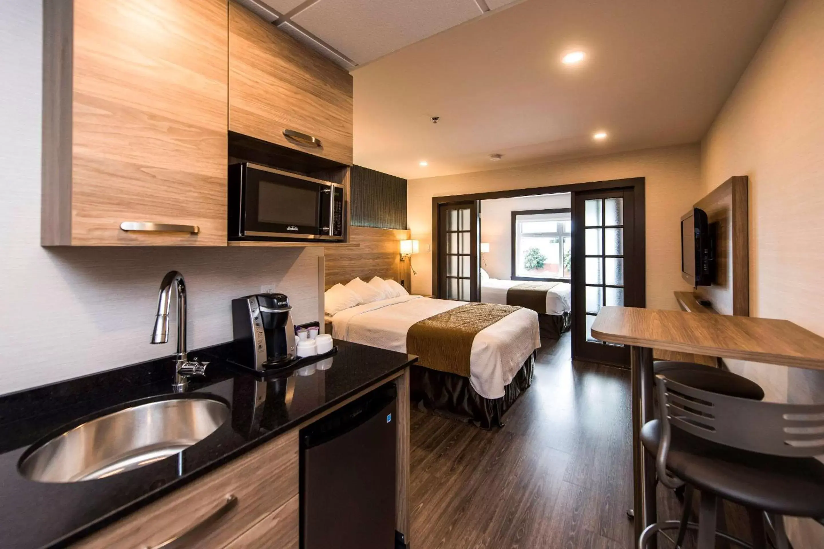 Bedroom in Hôtel Quality Suites Drummondville