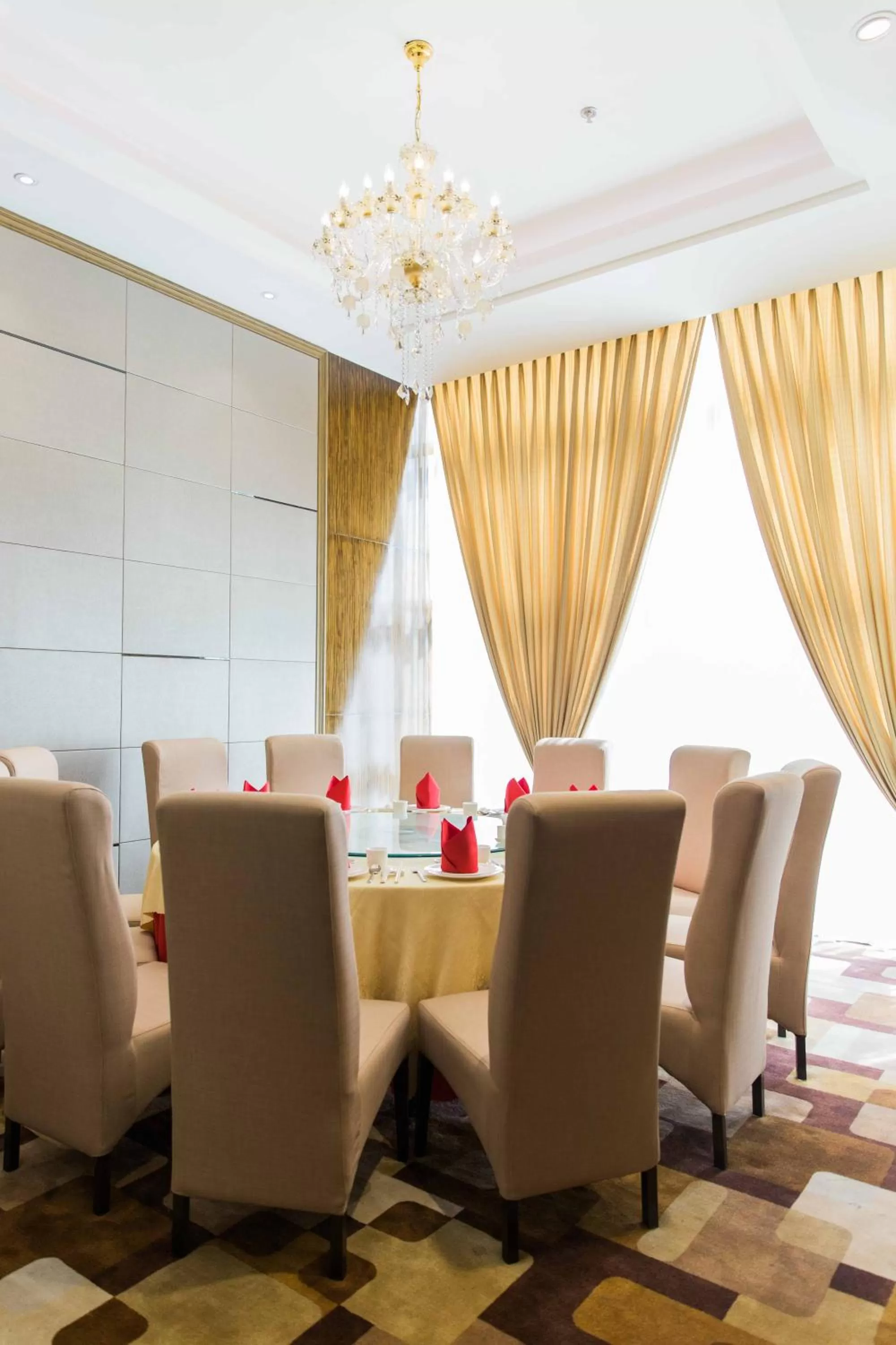 Restaurant/places to eat in Swiss-Belhotel Blulane