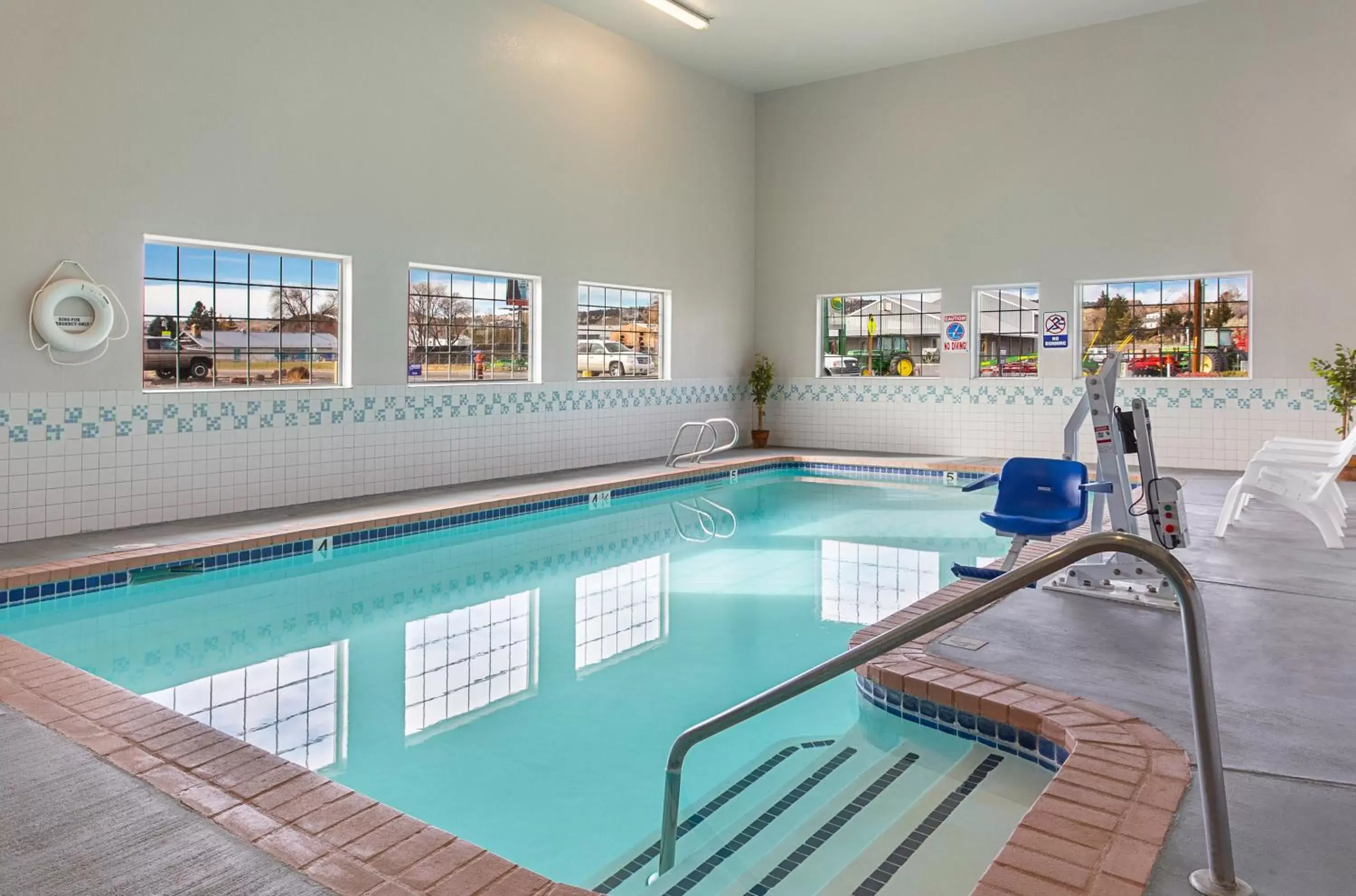 Swimming pool in Americas Best Value Inn Burns Swimming pool in Americas Best Value Inn Burns
