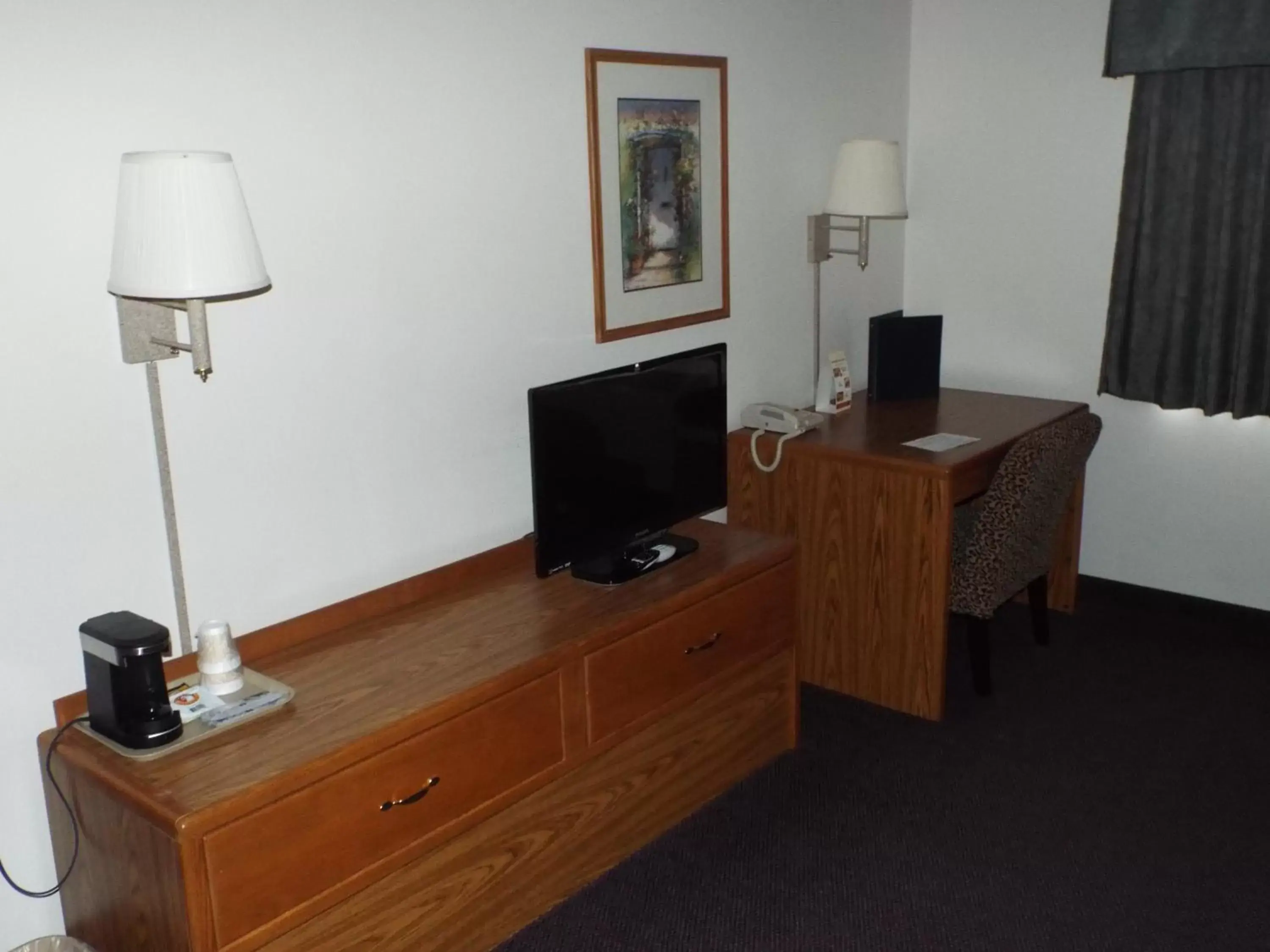 TV and multimedia, TV/Entertainment Center in FairBridge Inn & Suites