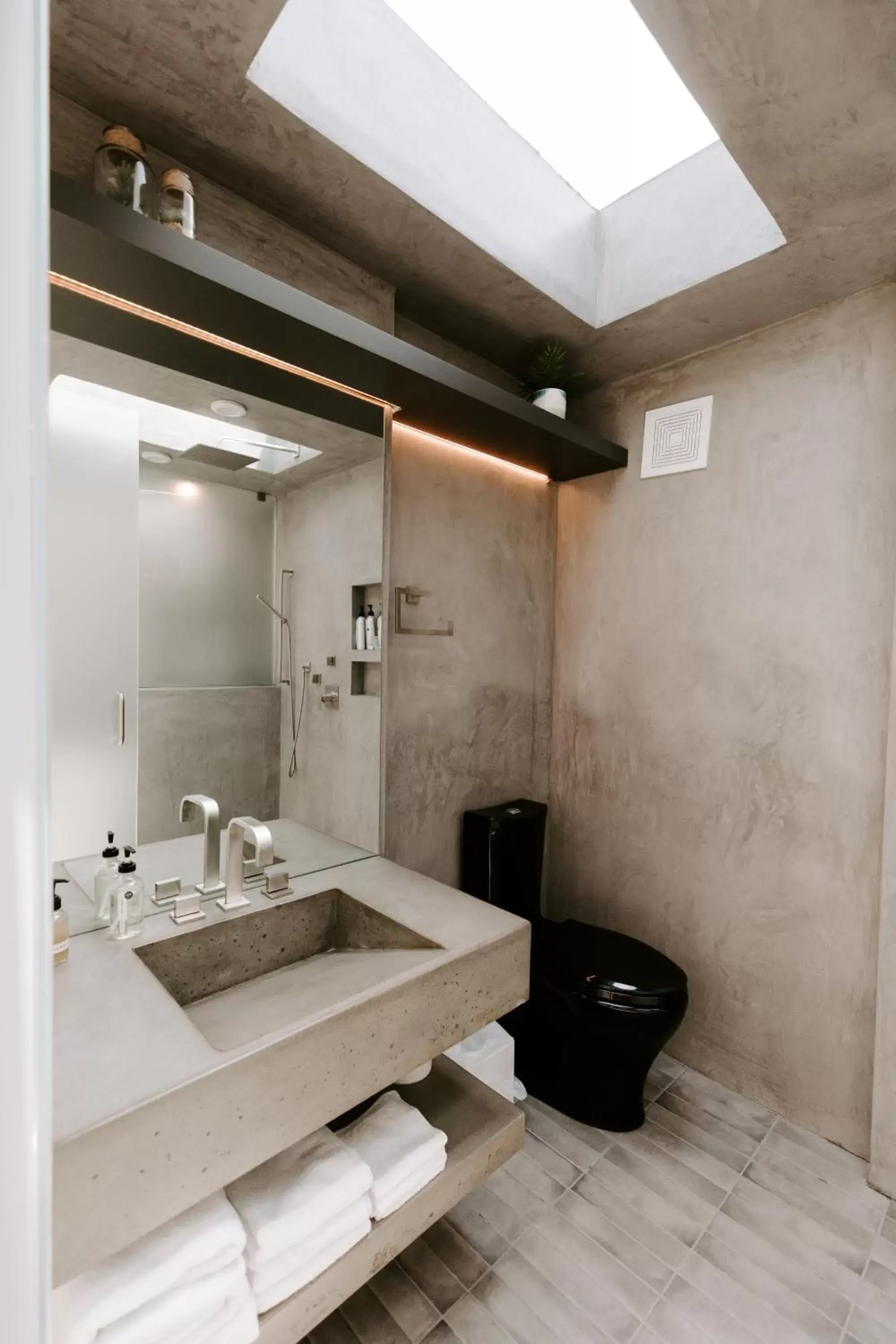 Bathroom in Ironwood Grove, Tiny House Hotel