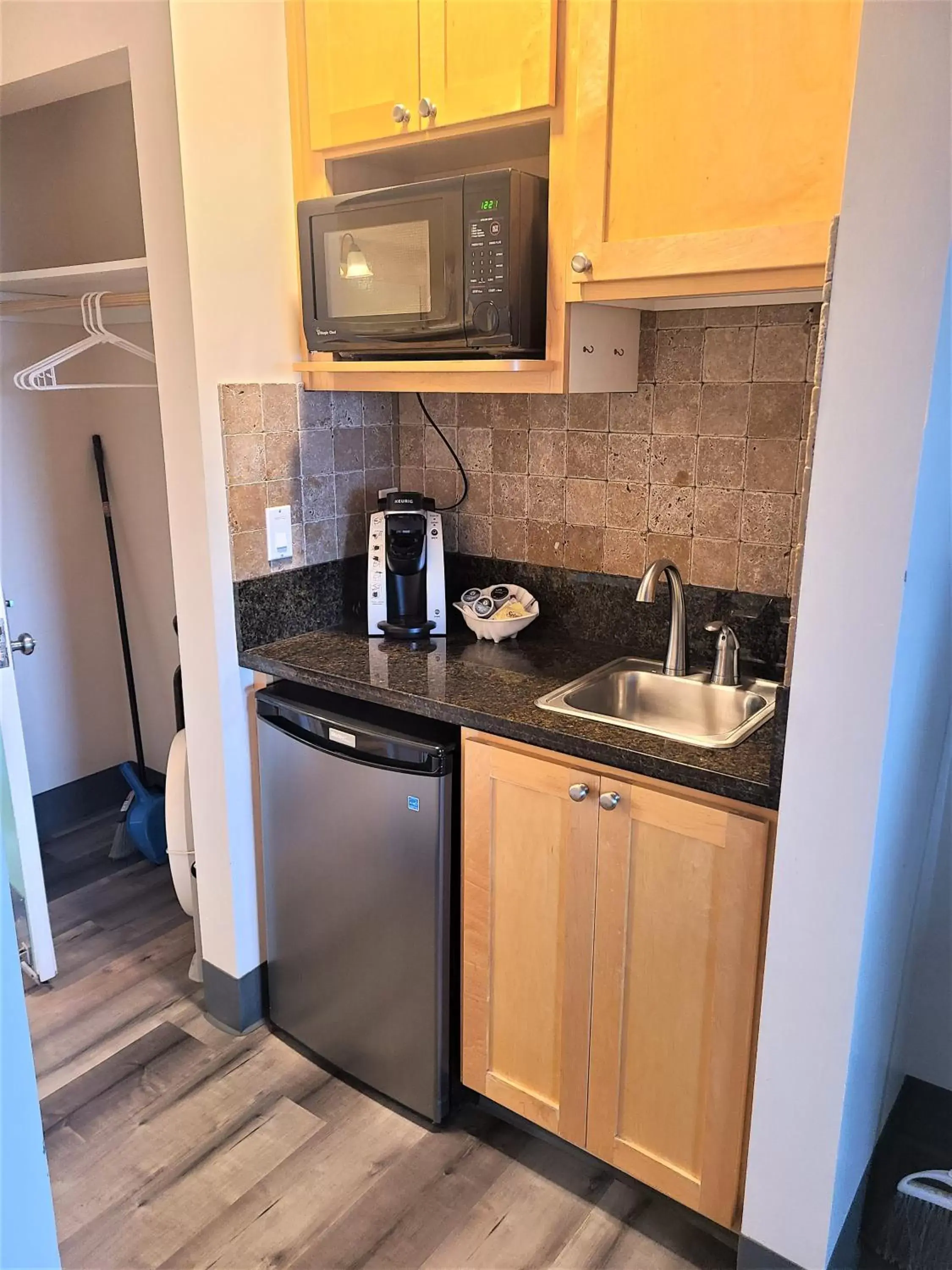 Kitchen or kitchenette, Kitchen/Kitchenette in Inn at the Shore