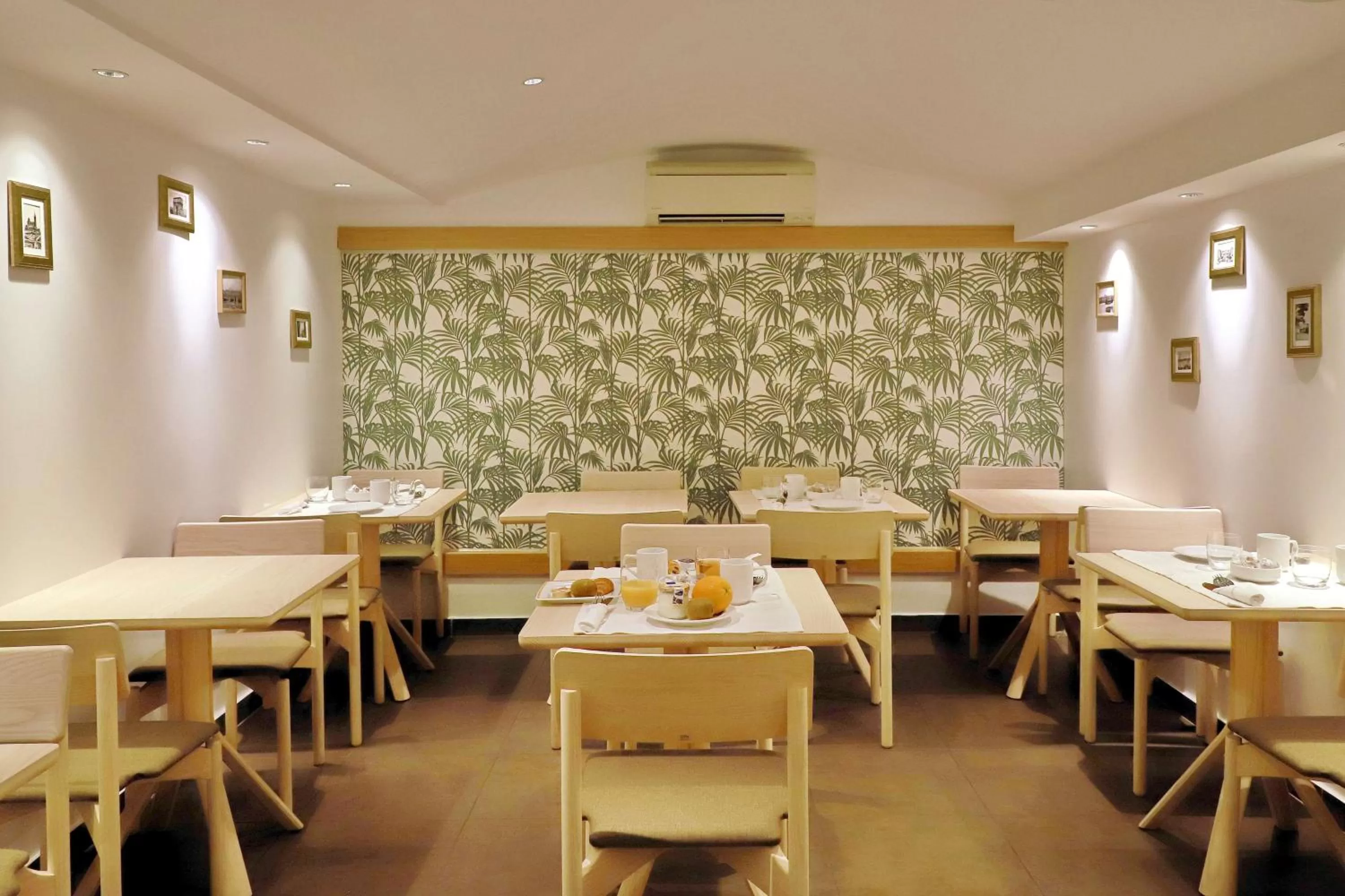 Restaurant/places to eat in Best Western Hotel du Mucem