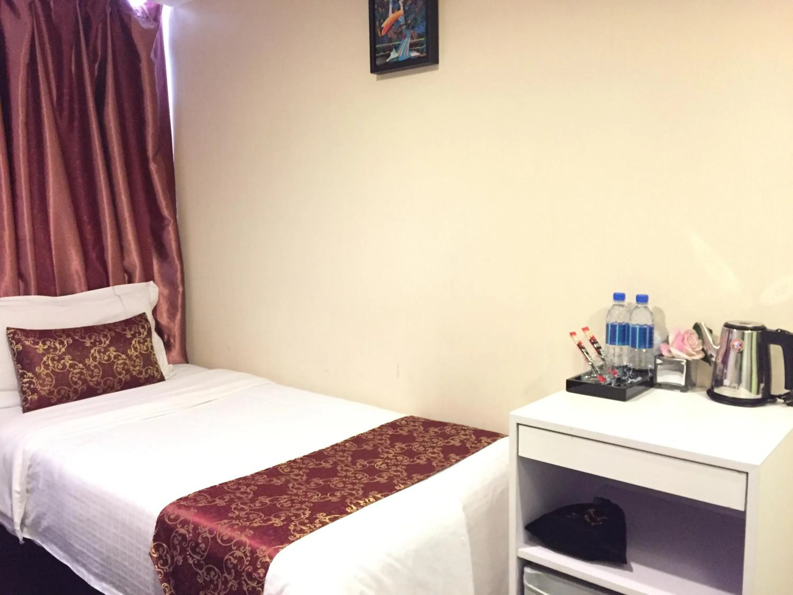 cot, Bed in California Hotel