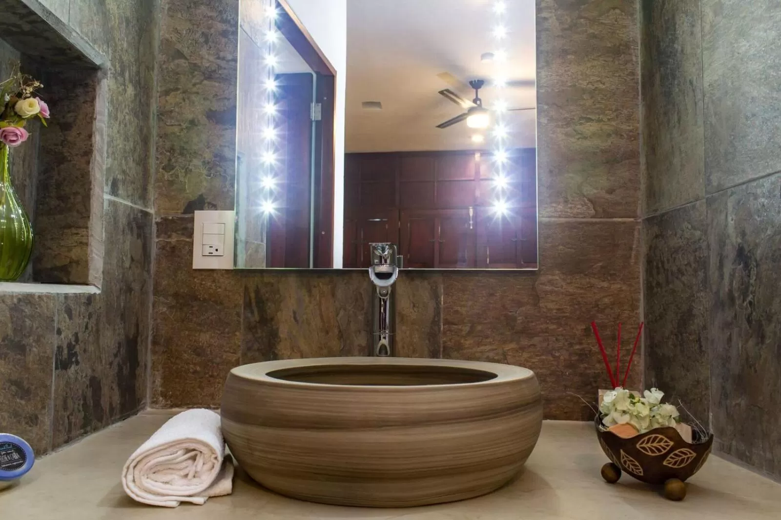 Bathroom in Hotel Maculís