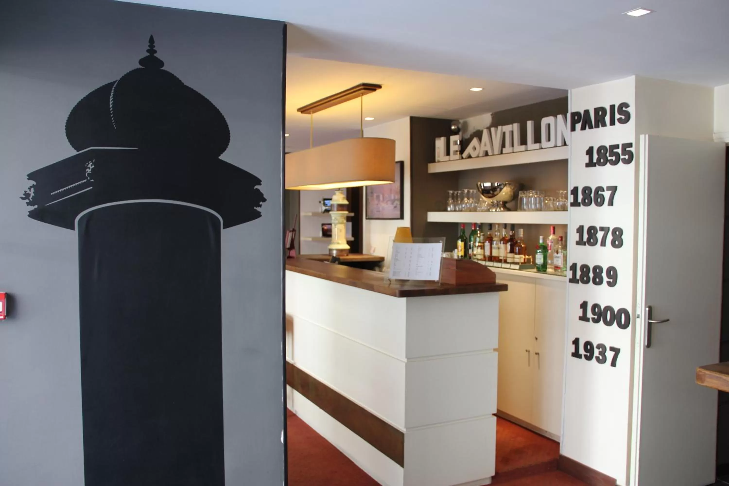 Lounge or bar in Hôtel de l'Exposition - Tour Eiffel