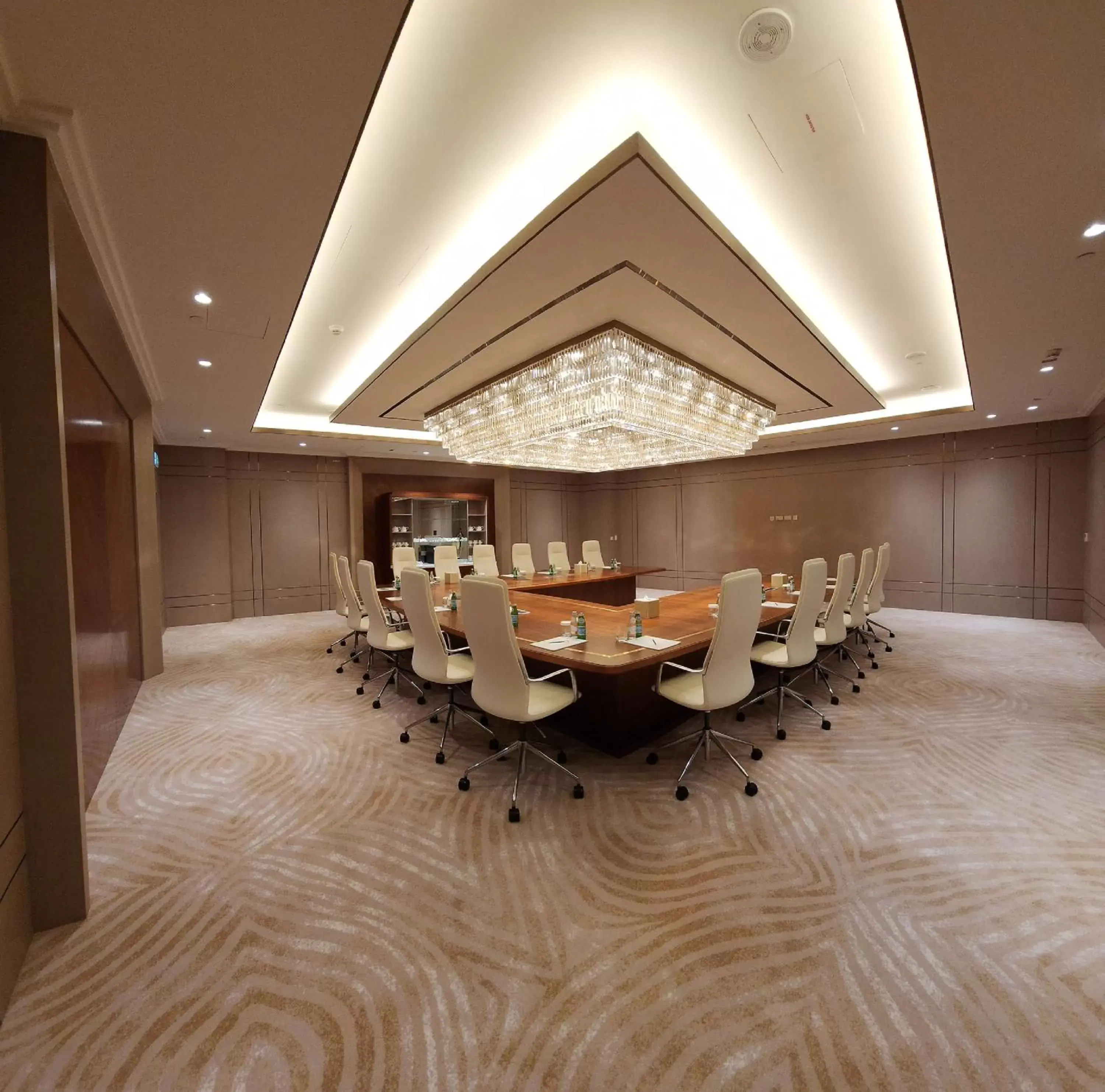 Meeting/conference room, Restaurant/Places to Eat in The Plaza Doha, LXR Hotels & Resorts