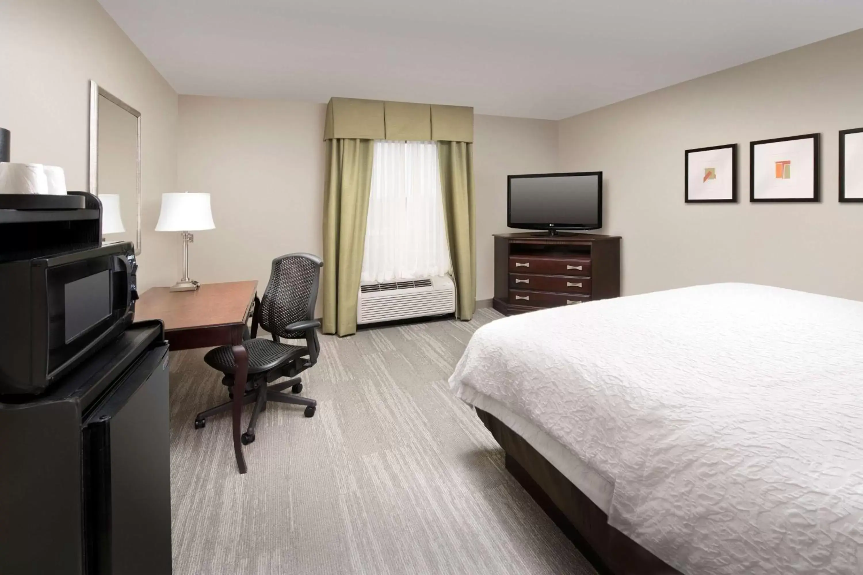 Bedroom, TV/Entertainment Center in Hampton Inn Lenoir City