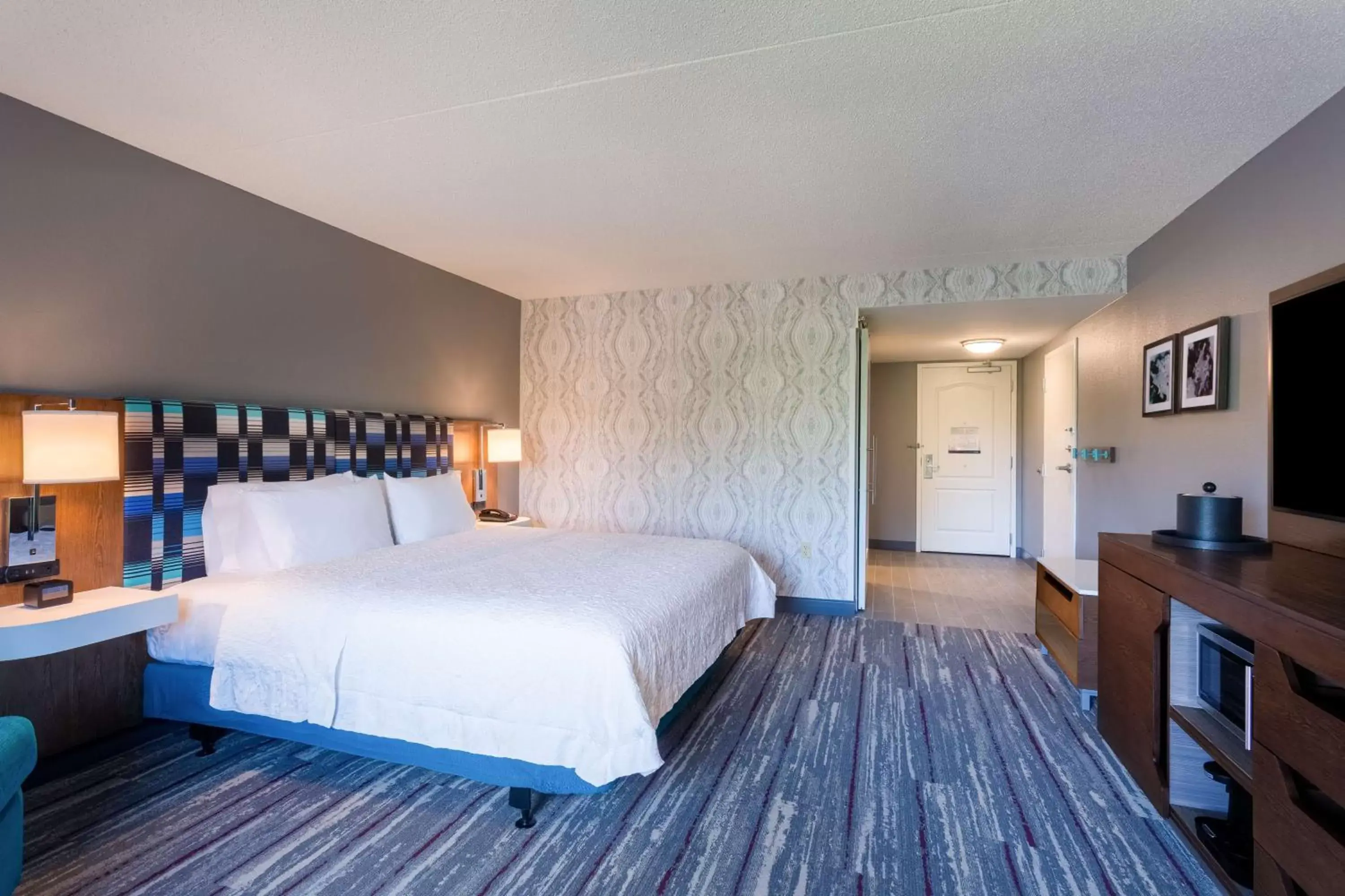 Photo of the whole room, Bed in Hampton Inn & Suites Herndon-Reston