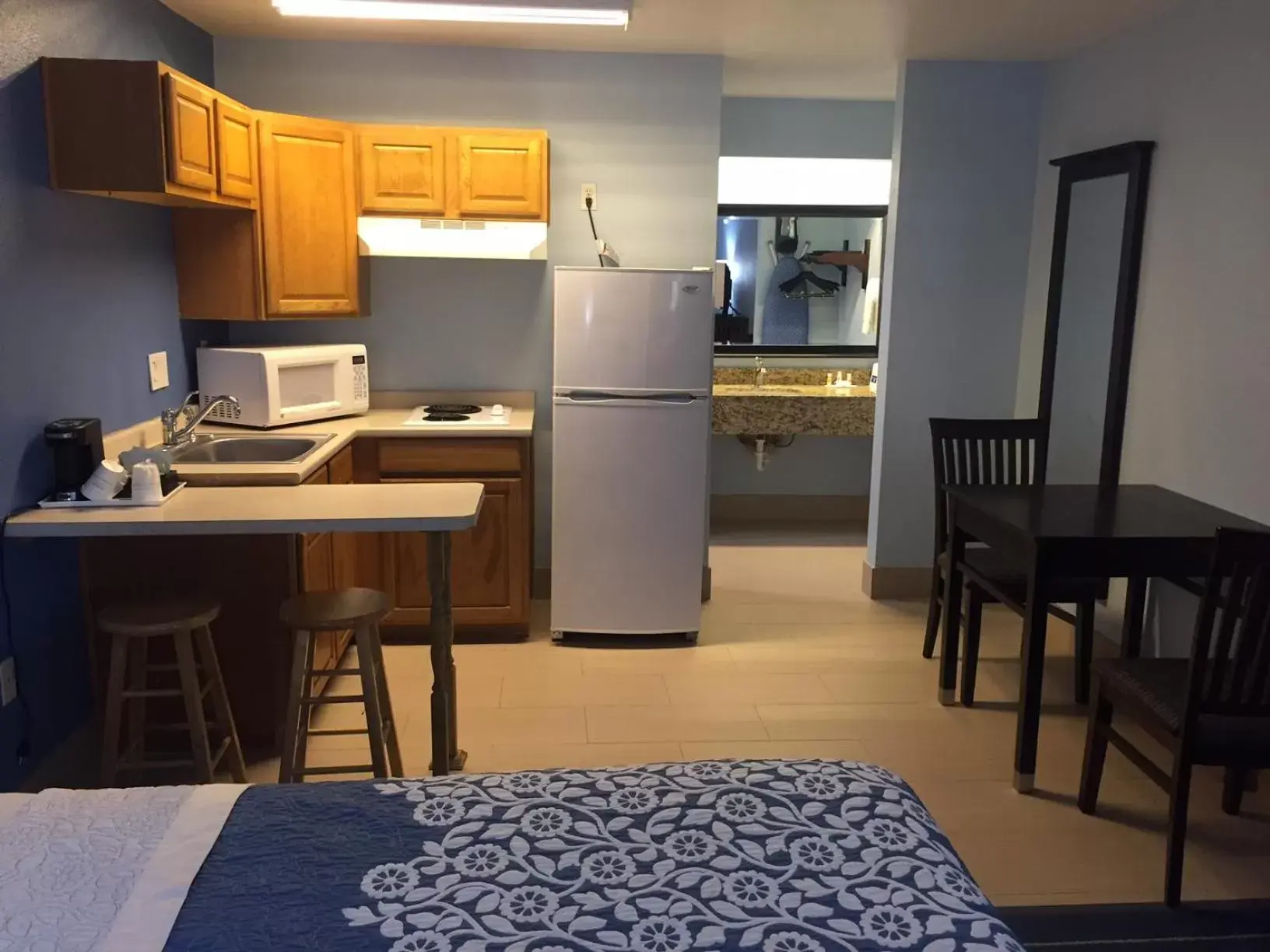 Kitchen/Kitchenette in Americas Best Value Inn Bishop/Kingsville