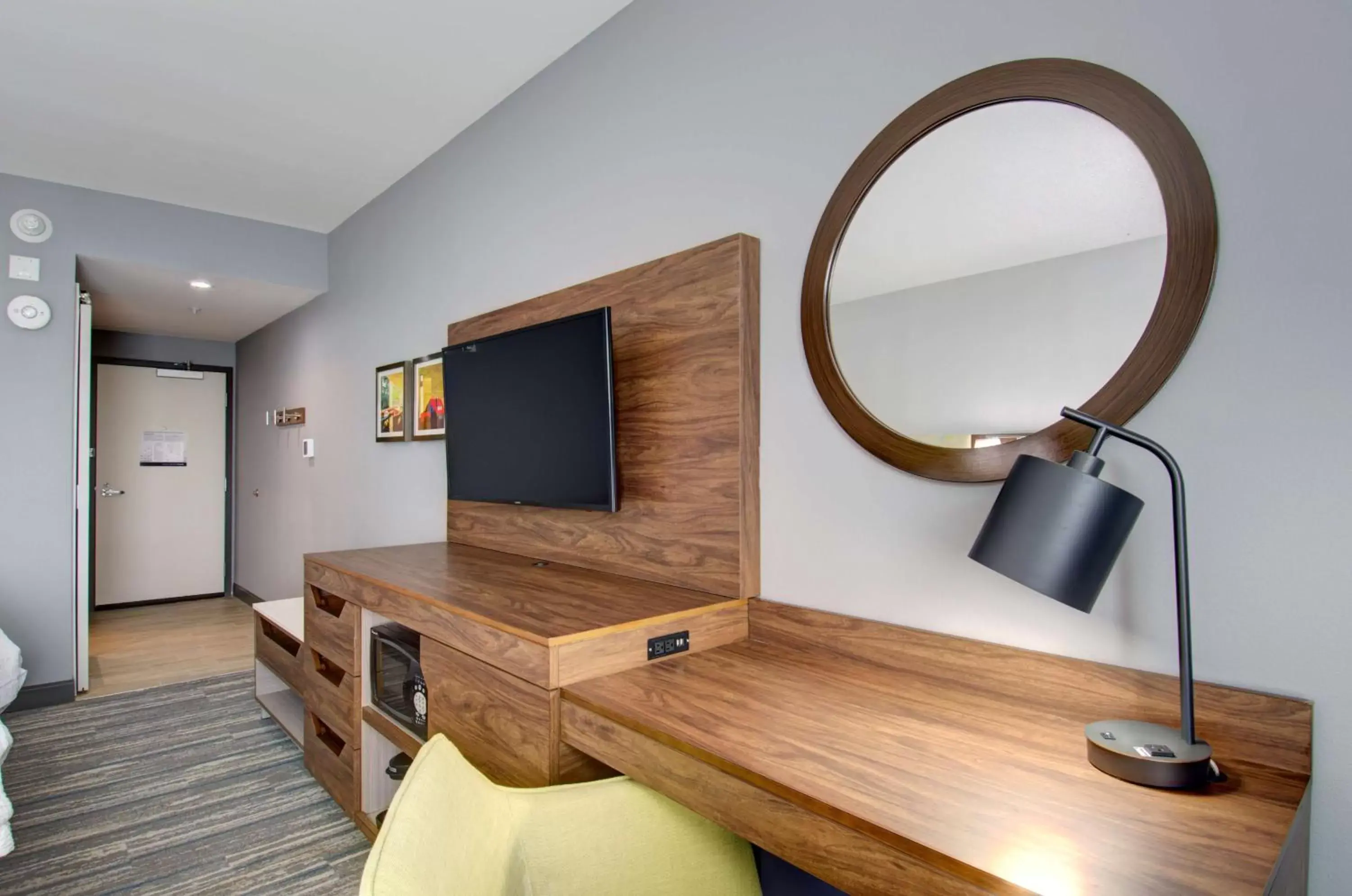 Bedroom, TV/Entertainment Center in Hampton Inn & Suites Portland West