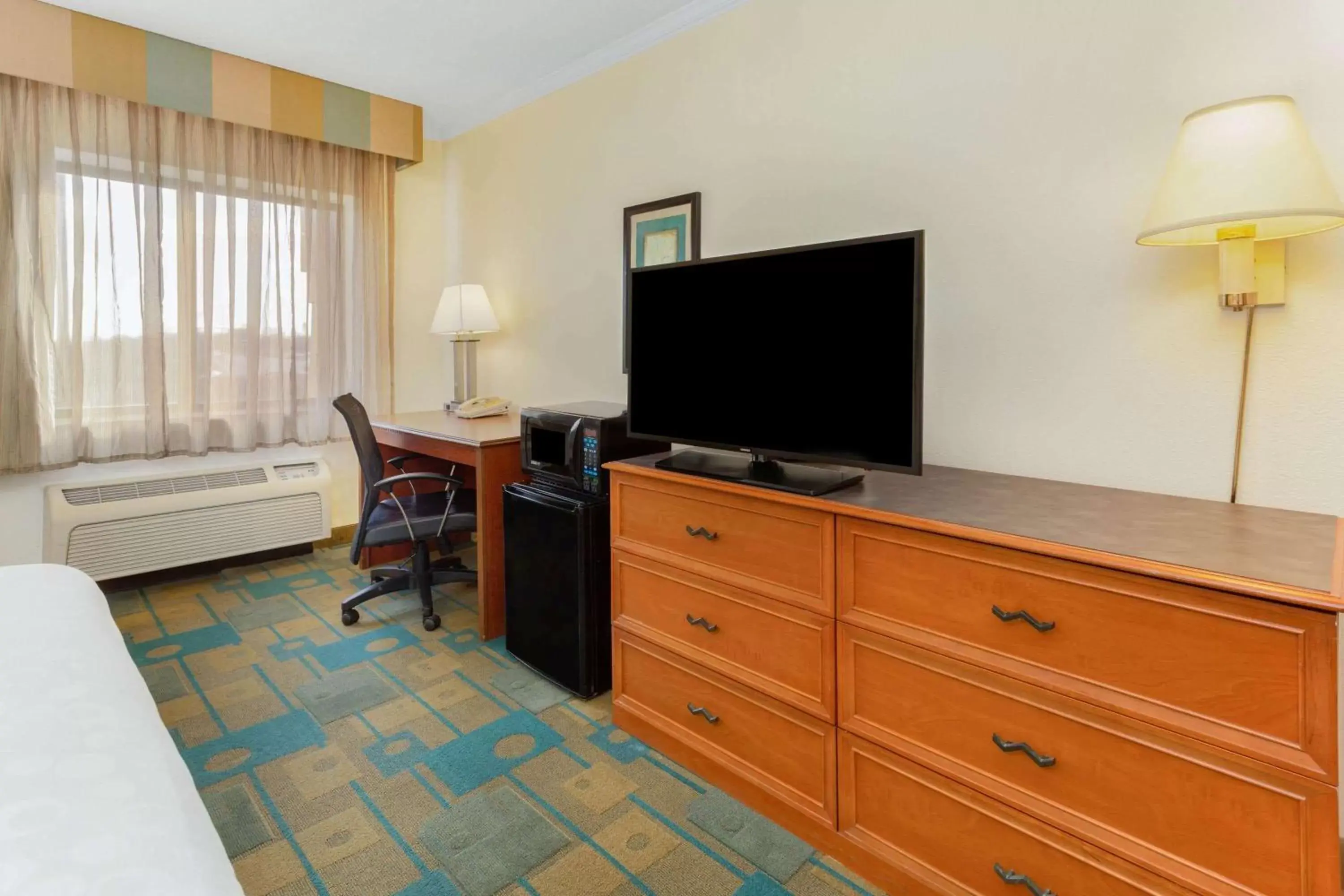 Photo of the whole room, TV/Entertainment Center in La Quinta Inn by Wyndham Chicago Willowbrook