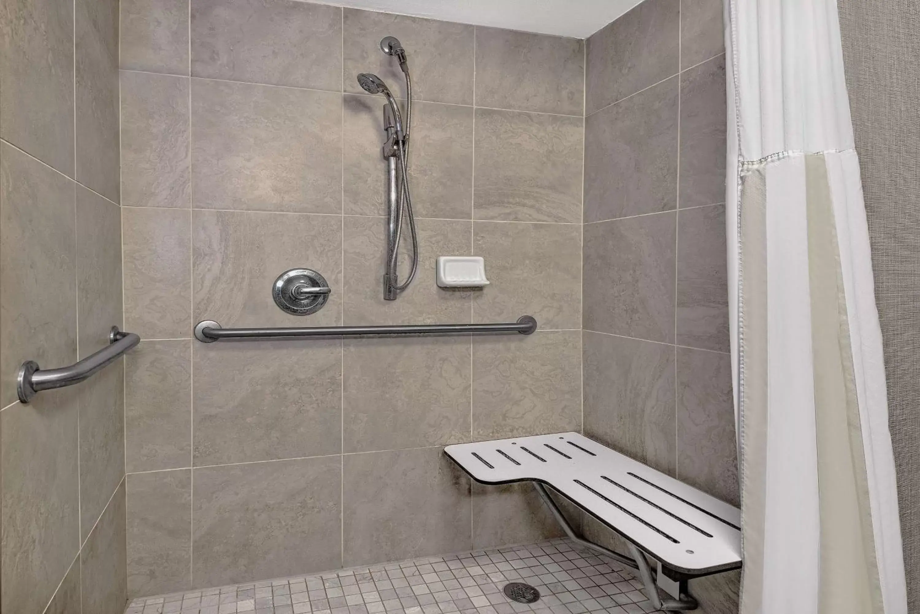 Bathroom in Hilton Garden Inn San Antonio Airport