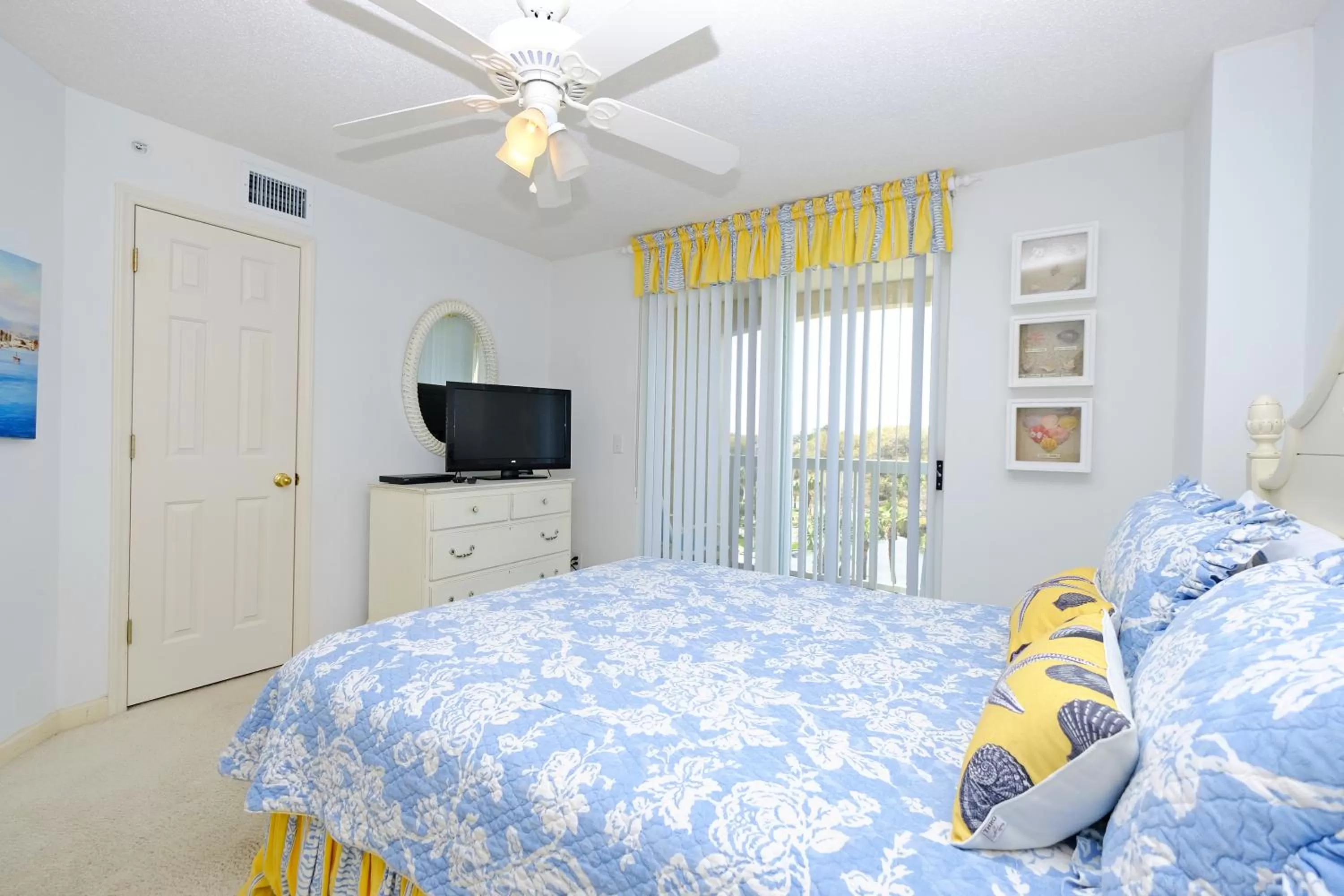 Bed in Litchfield Beach & Golf Resort