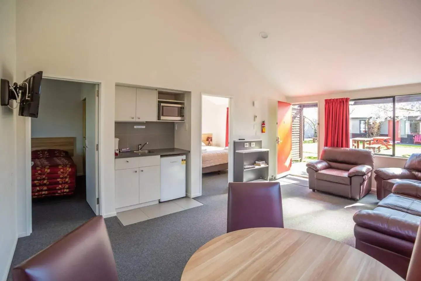 Kitchen or kitchenette, Seating Area in Christchurch Park Motel