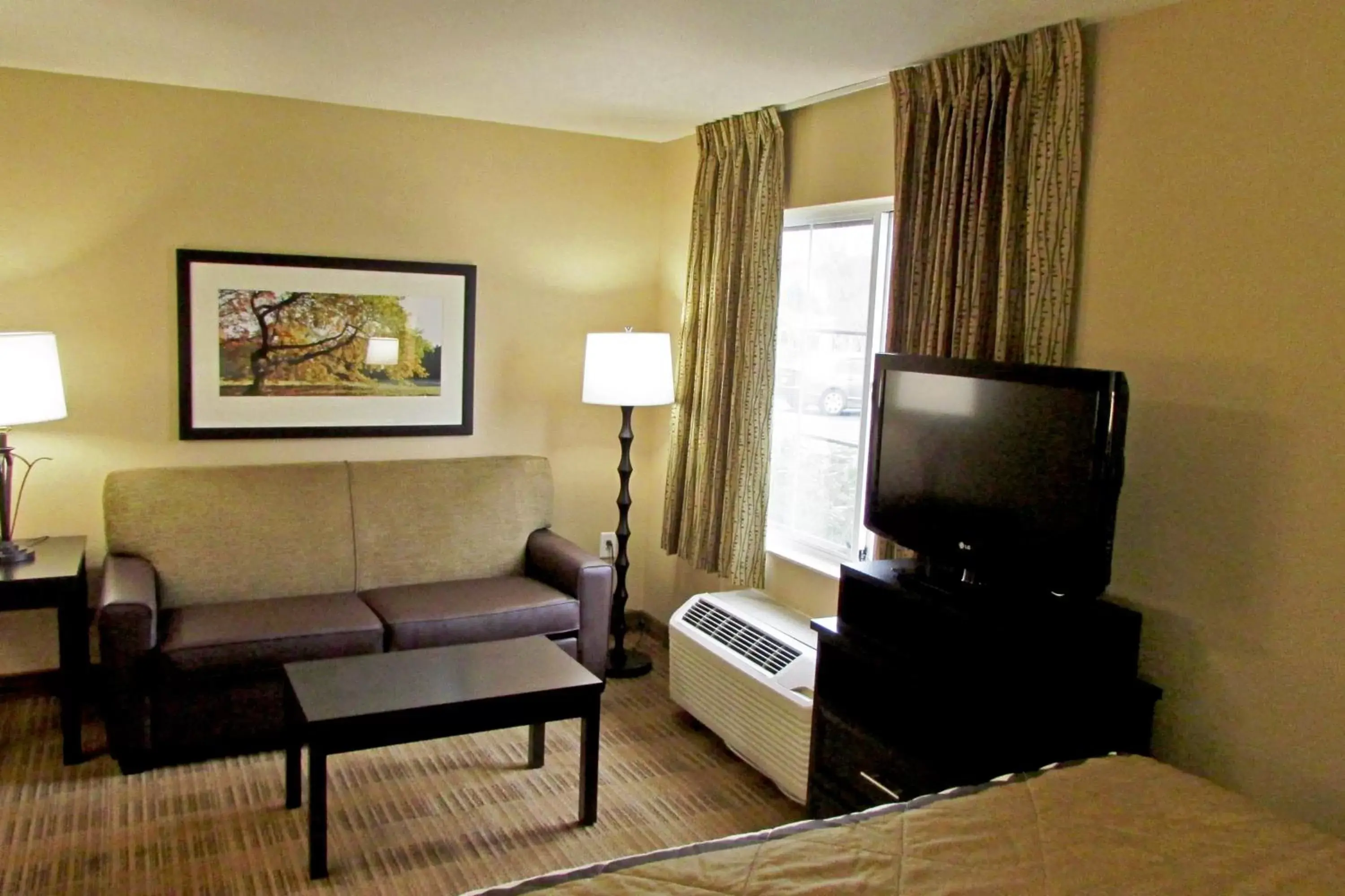 Living room, TV/Entertainment Center in Extended Stay America Select Suites - Atlanta - Perimeter - Peachtree Dunwoody