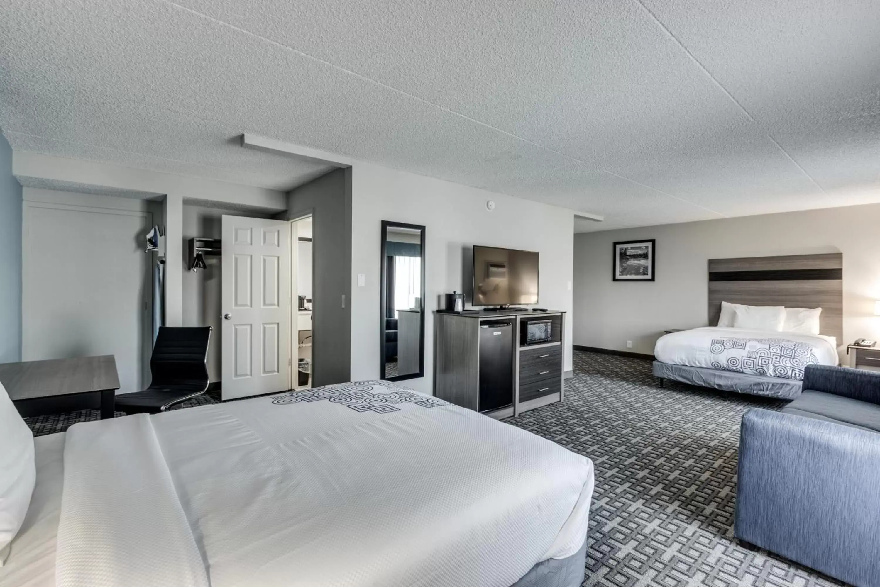 Photo of the whole room, Bed in Days Inn & Suites by Wyndham Spokane