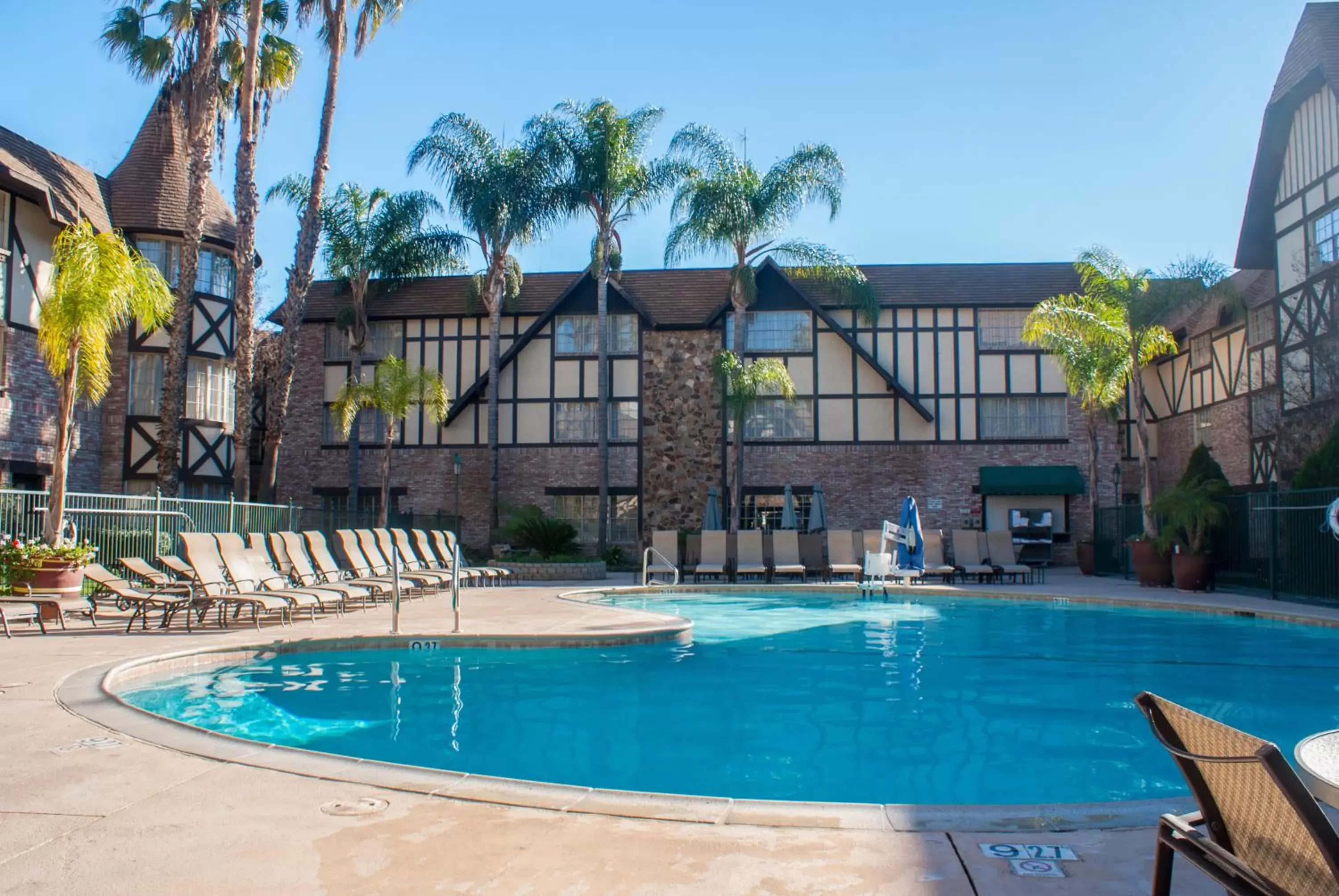 Swimming Pool in Anaheim Majestic Garden Hotel