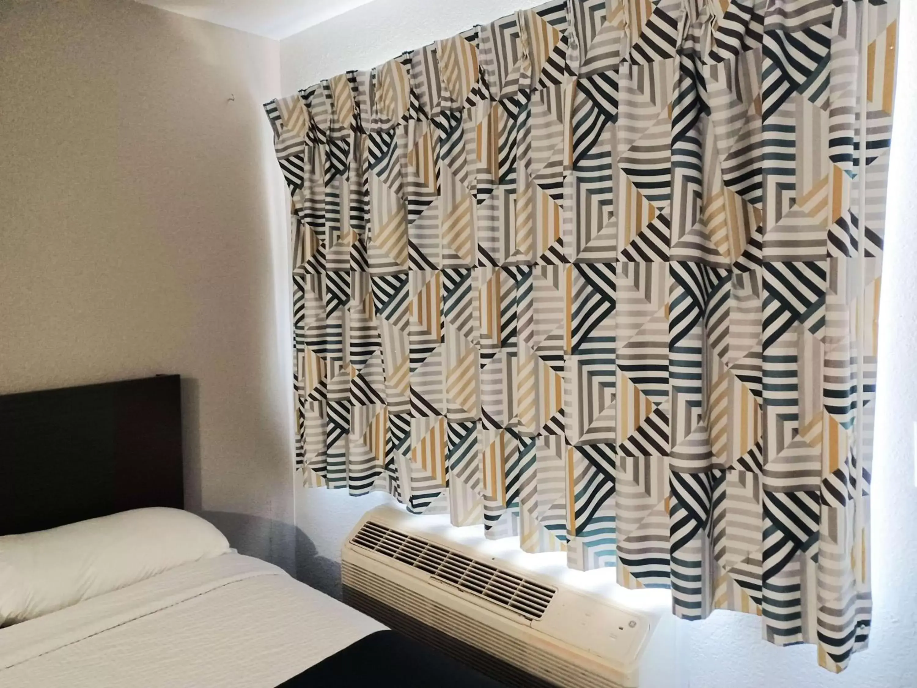 Bedroom, Bed in Motel 6-Fresno, CA - Blackstone North Bedroom, Bed in Motel 6-Fresno, CA - Blackstone North