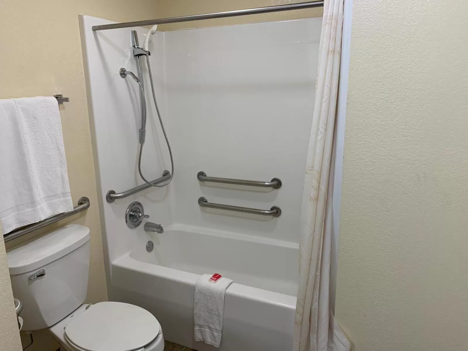 Bathroom in Econo Lodge Inn & Suites Searcy