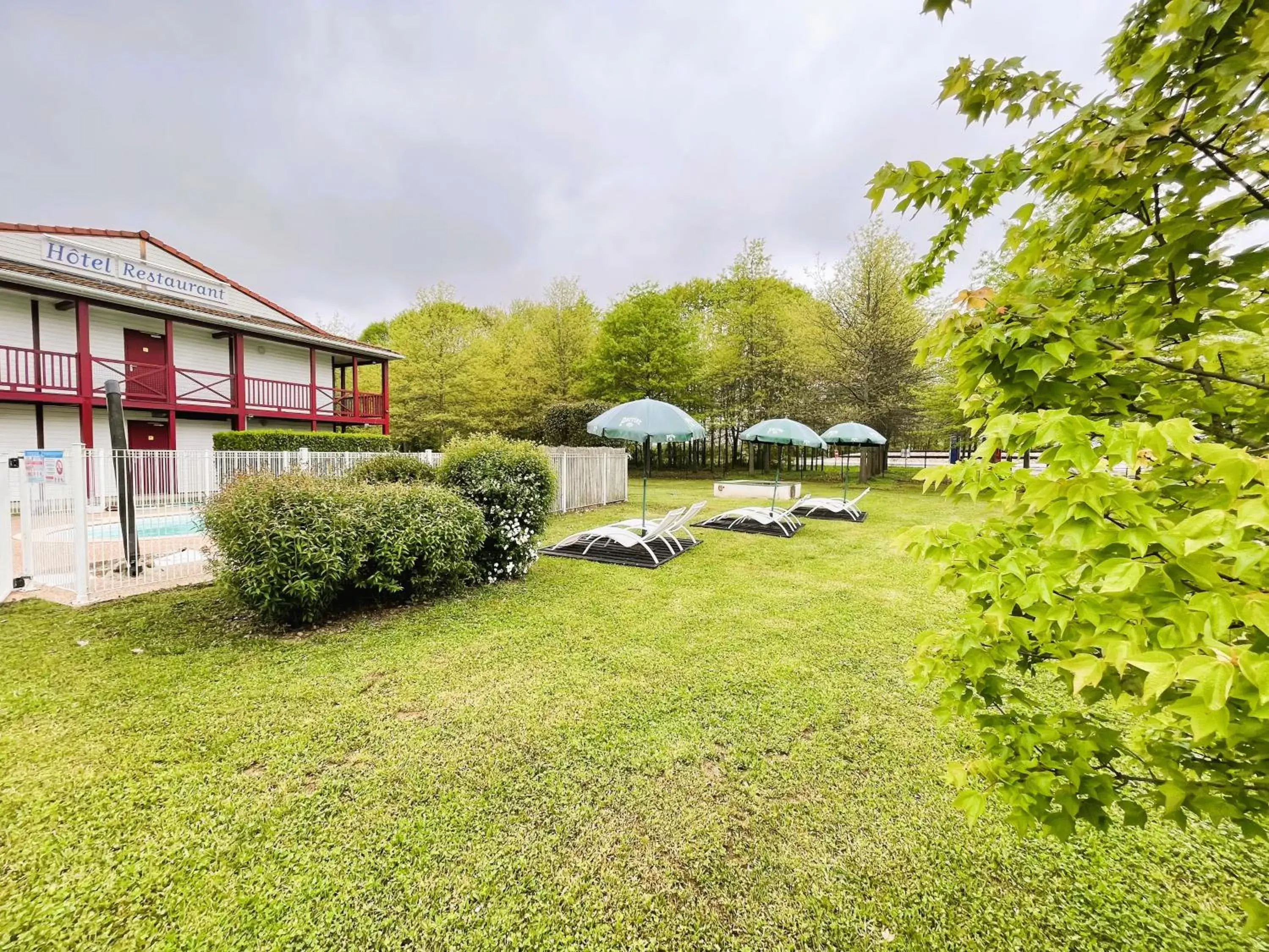 Garden, Property Building in L'Auberge Everhotel de Tarbes-Ibos