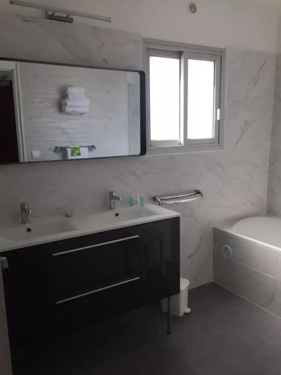 Bathroom in Le Galion Hotel et Restaurant Canet Plage - Logis