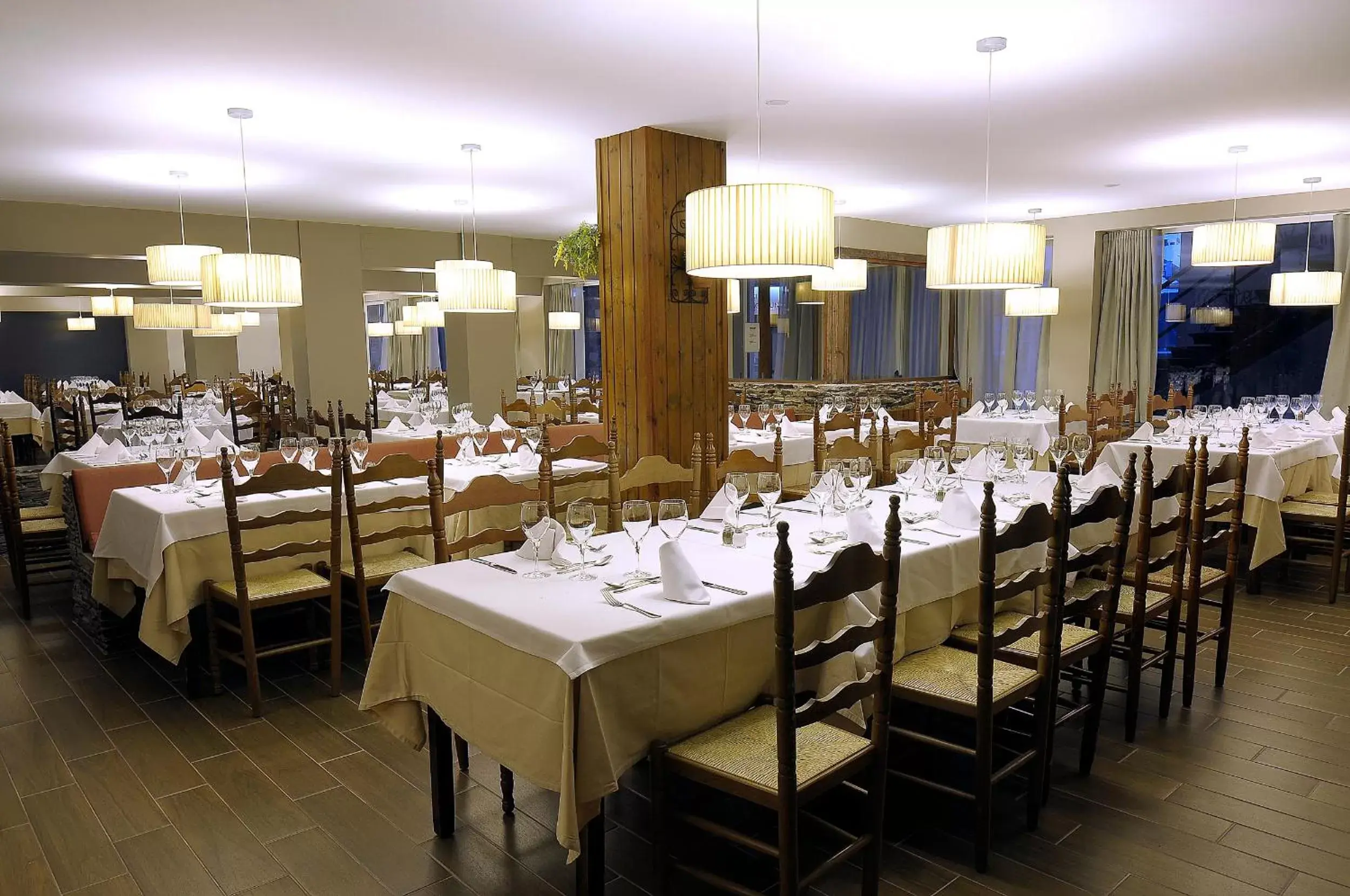 Restaurant/places to eat in Hotel Kandahar Restaurant/places to eat in Hotel Kandahar