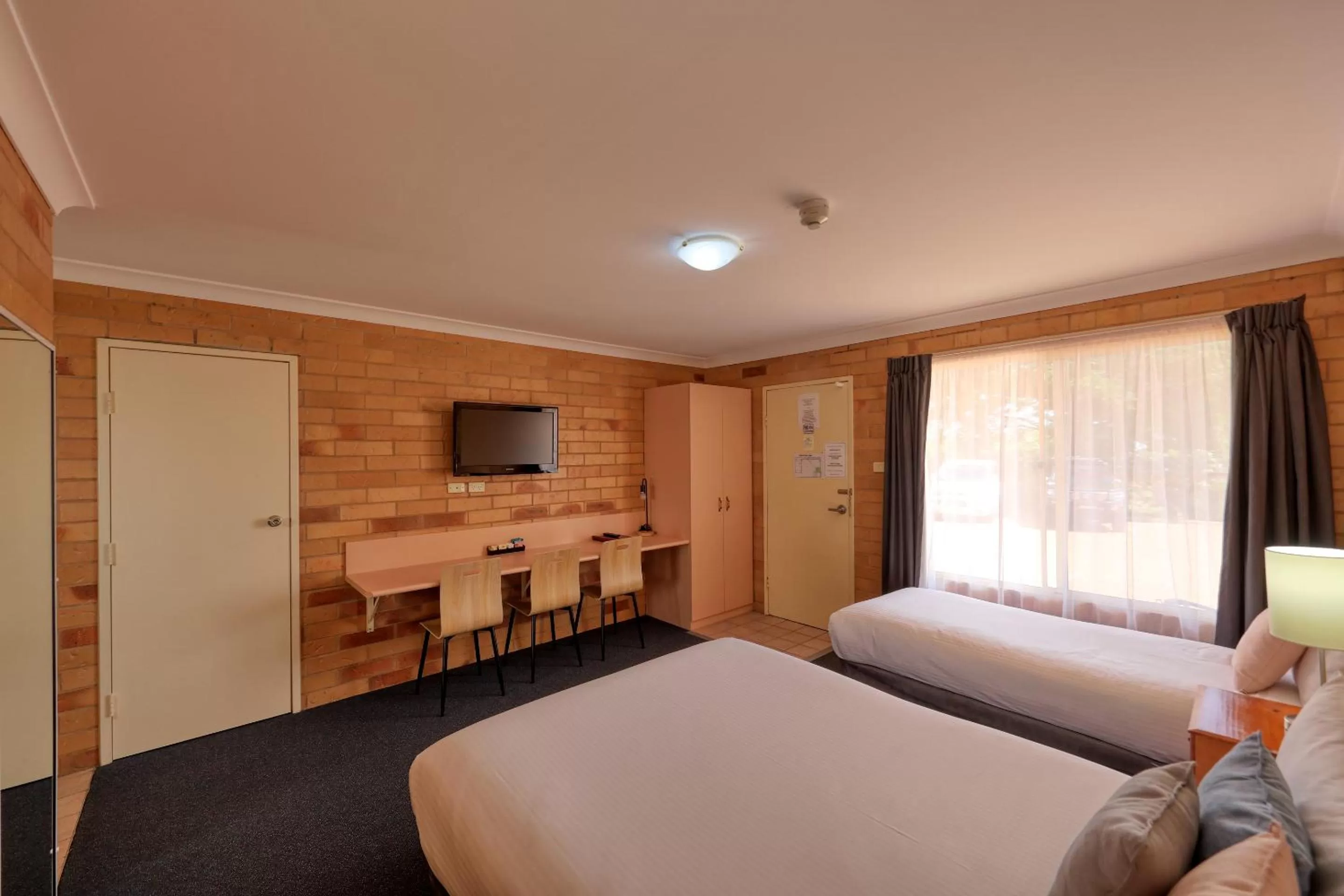 Photo of the whole room, Bed in North Parkes Motel