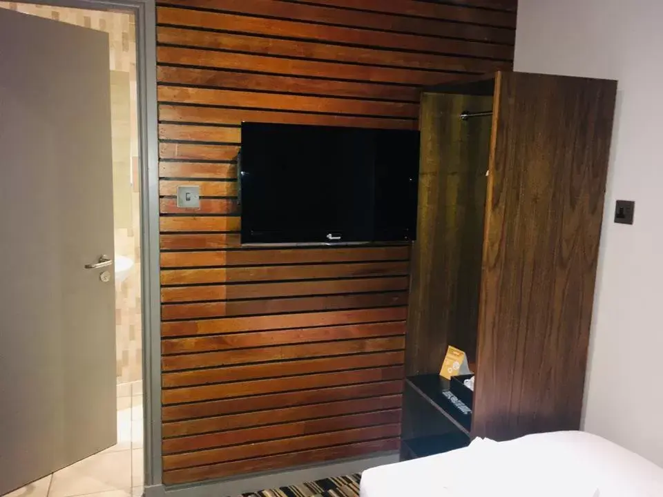 Bedroom, TV/Entertainment Center in The Commercial Hotel