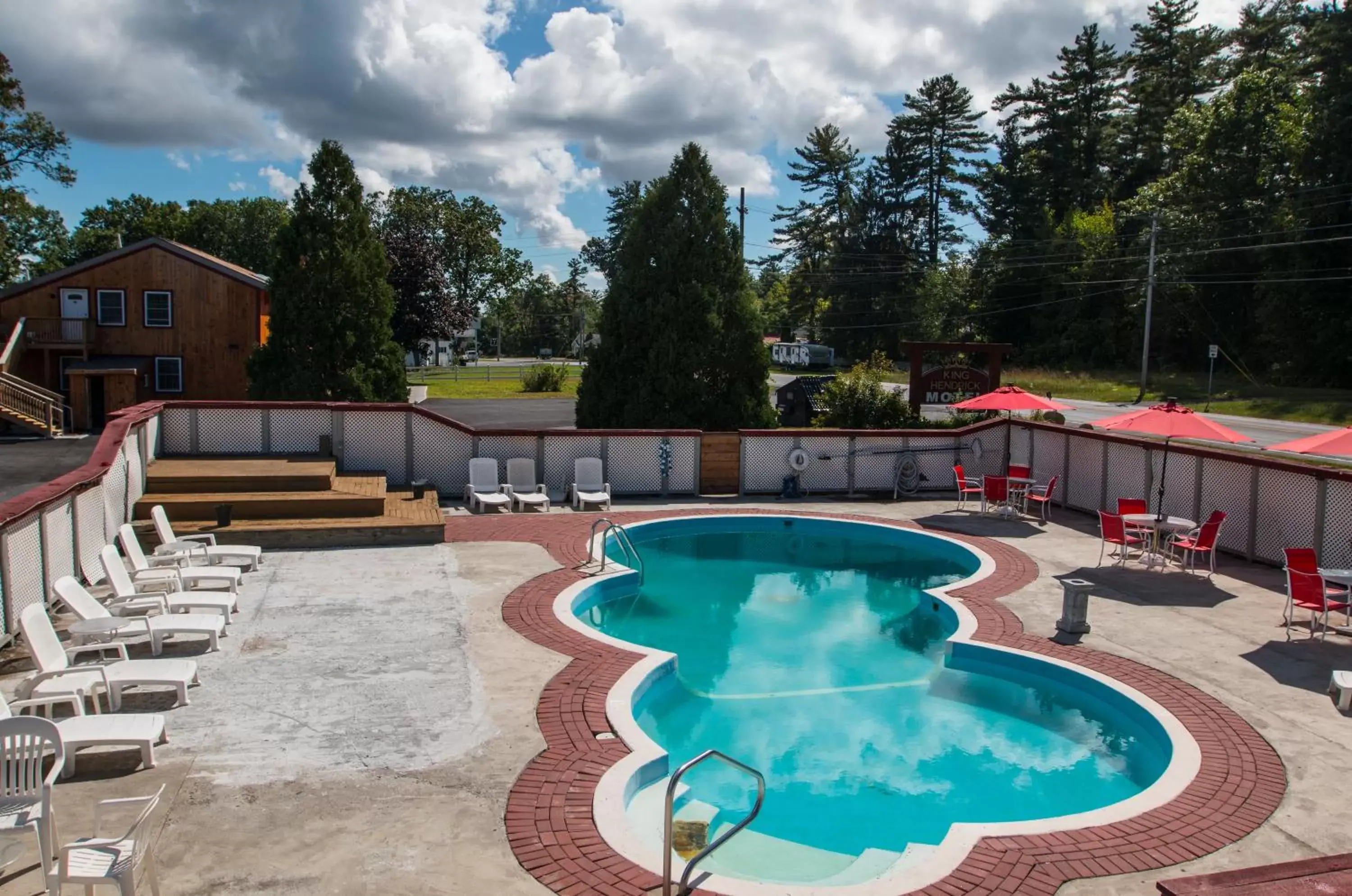 Swimming Pool in King Hendrick Motel and Suites