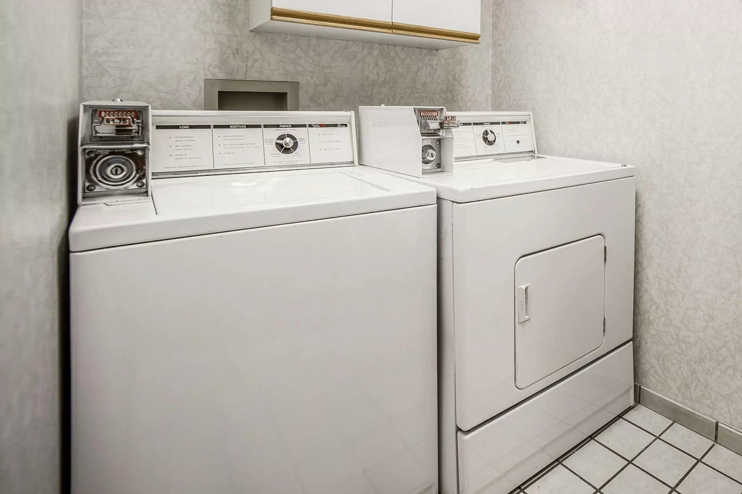 washing machine, Kitchen/Kitchenette in Yellowstone River Inn & Suites