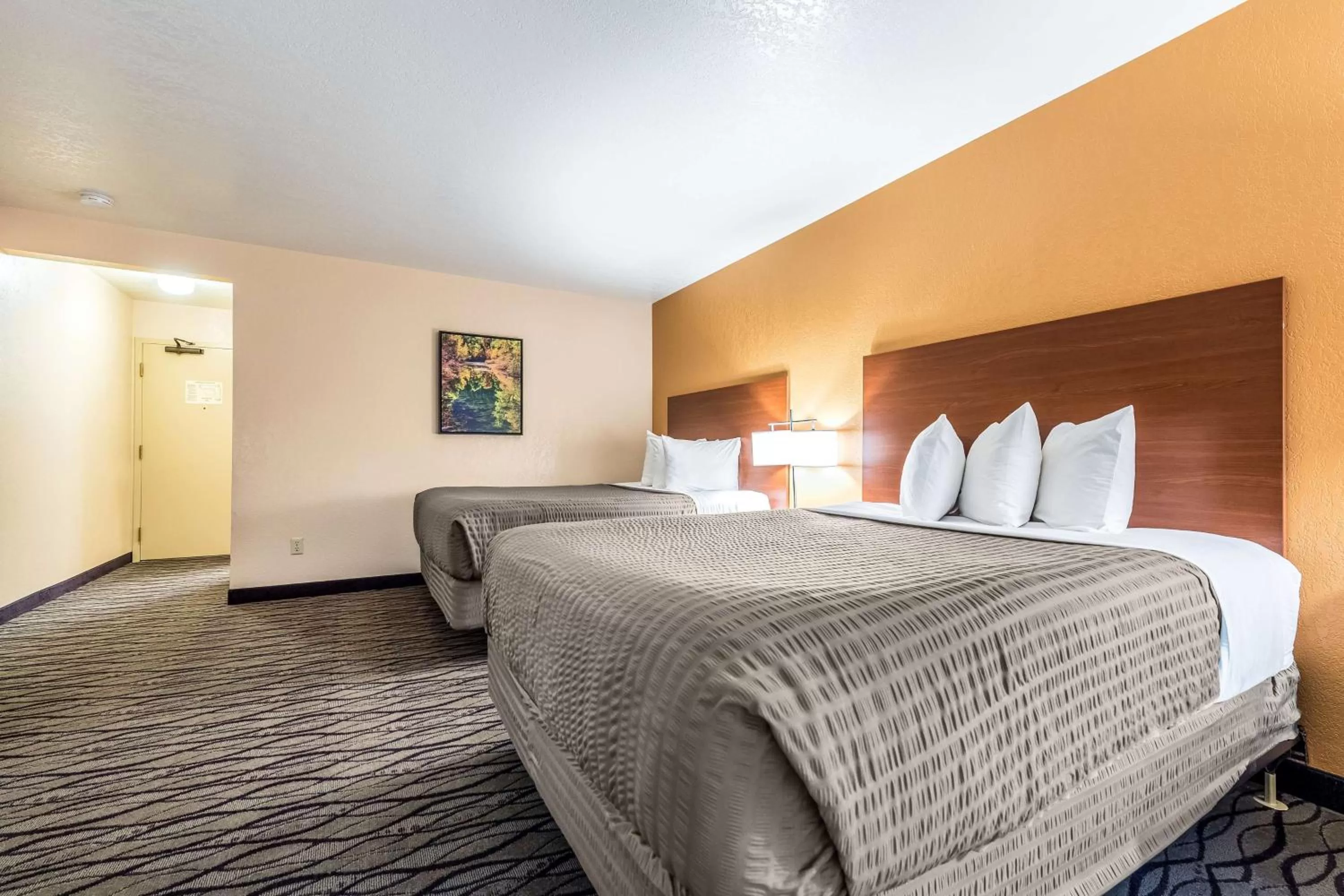 Photo of the whole room, Bed in SureStay Hotel by Best Western Wenatchee