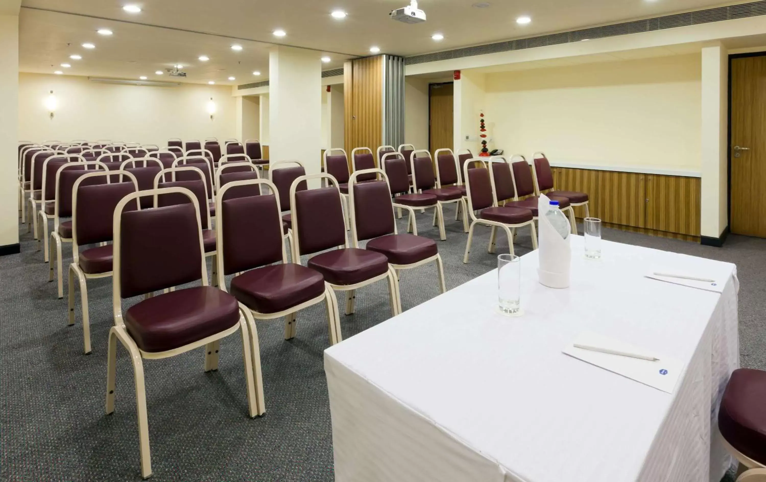 Meeting/conference room in Hampton by Hilton Vadodara-Alkapuri