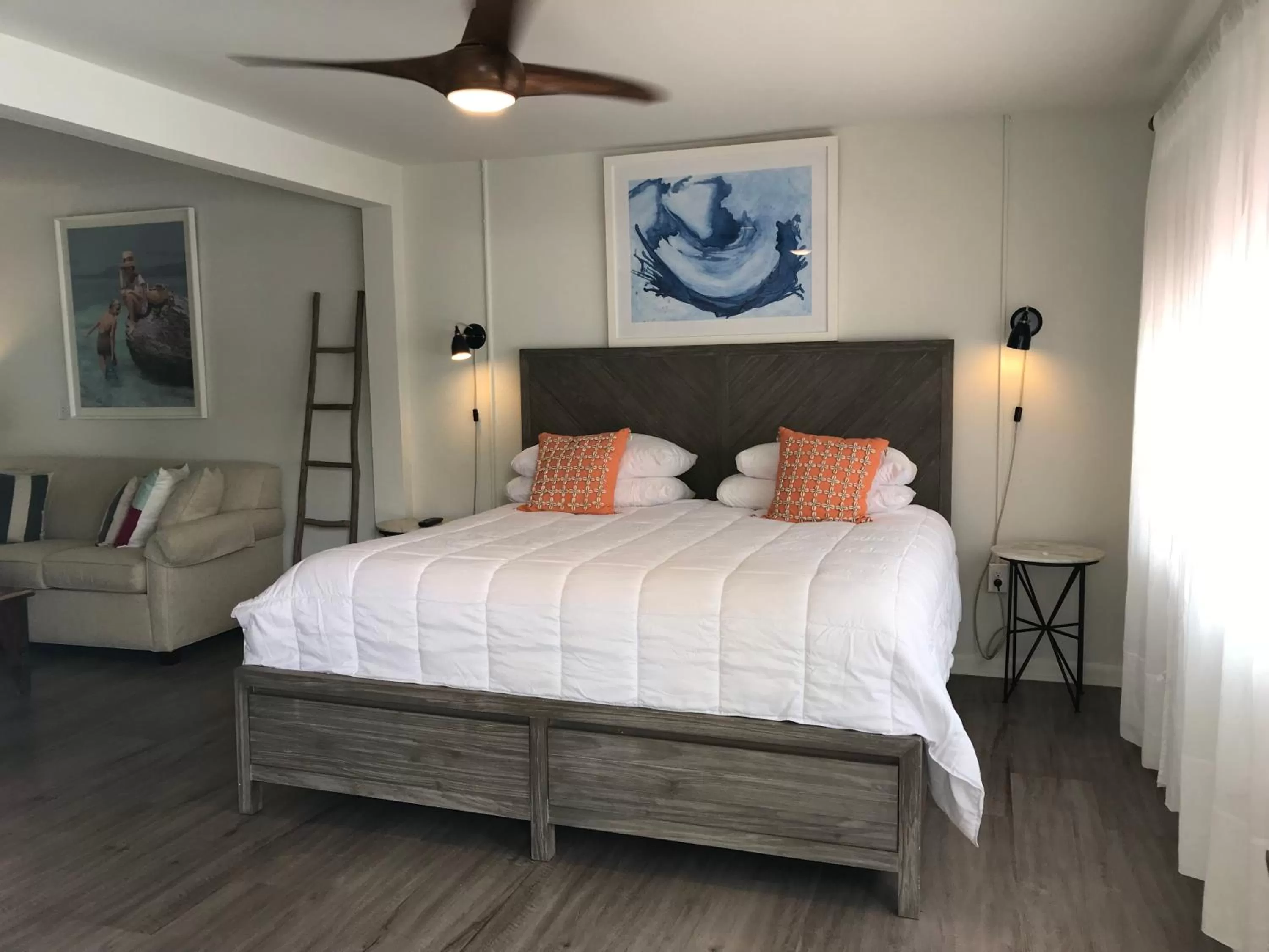 King Room with Roll-In Shower - Disability Access in Hotel Cabana Clearwater Beach