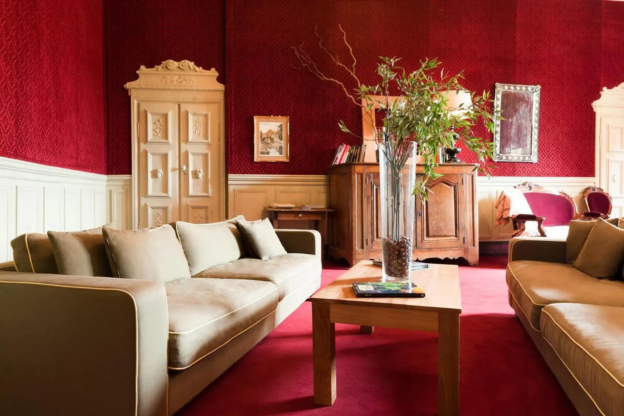 Living room, Seating Area in Château de Perreux, The Originals Collection