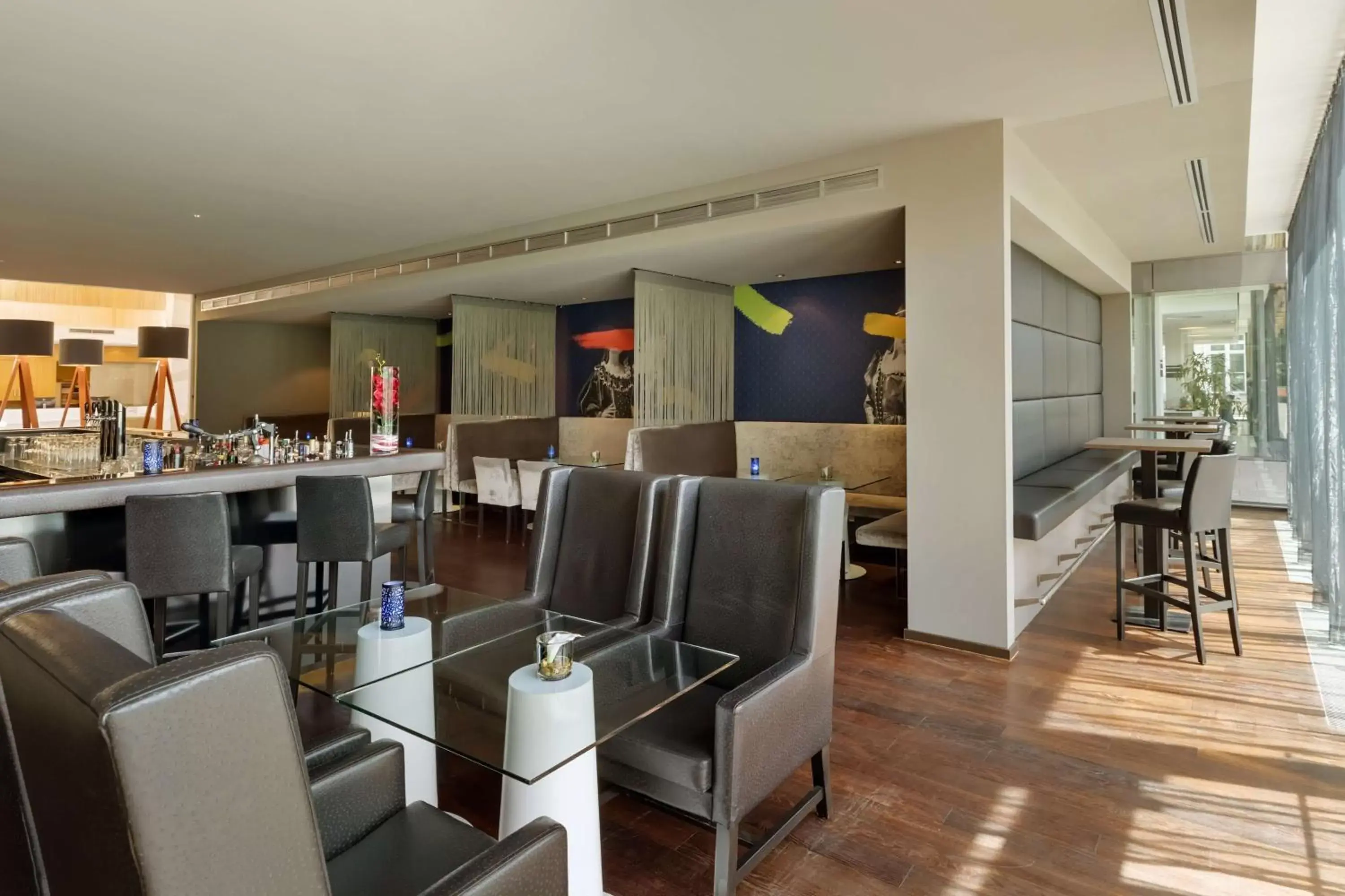 Lounge or bar, Restaurant/Places to Eat in Doubletree by Hilton Vienna Schonbrunn