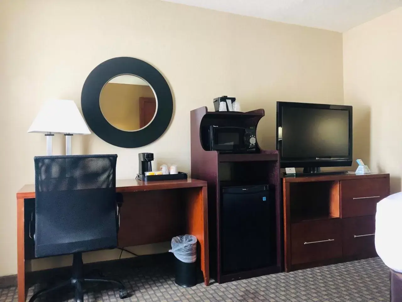 TV and multimedia, TV/Entertainment Center in Quality Inn & Suites Heritage Park