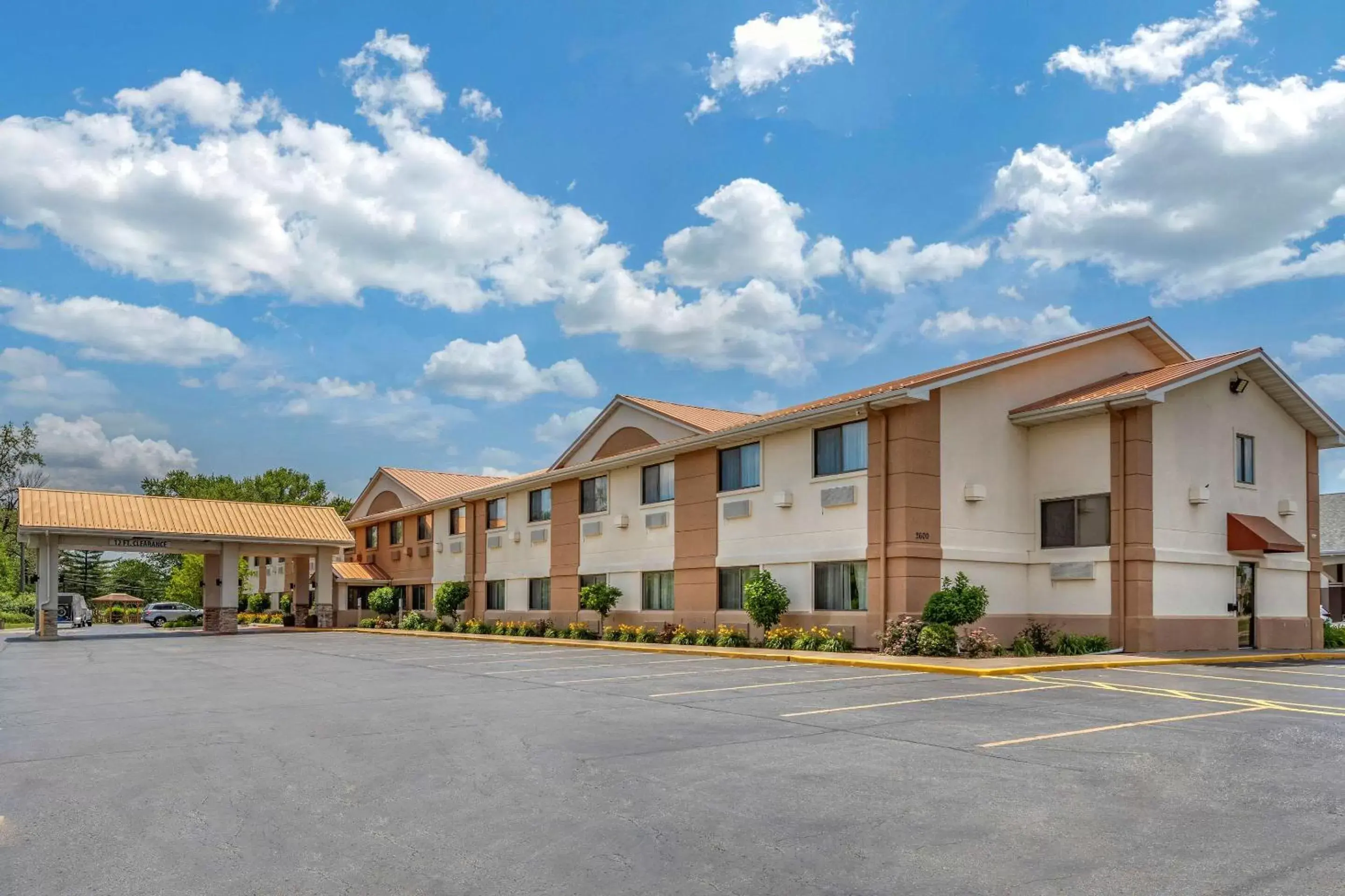 Property building in Comfort Inn Moline - Quad Cities Property building in Comfort Inn Moline - Quad Cities