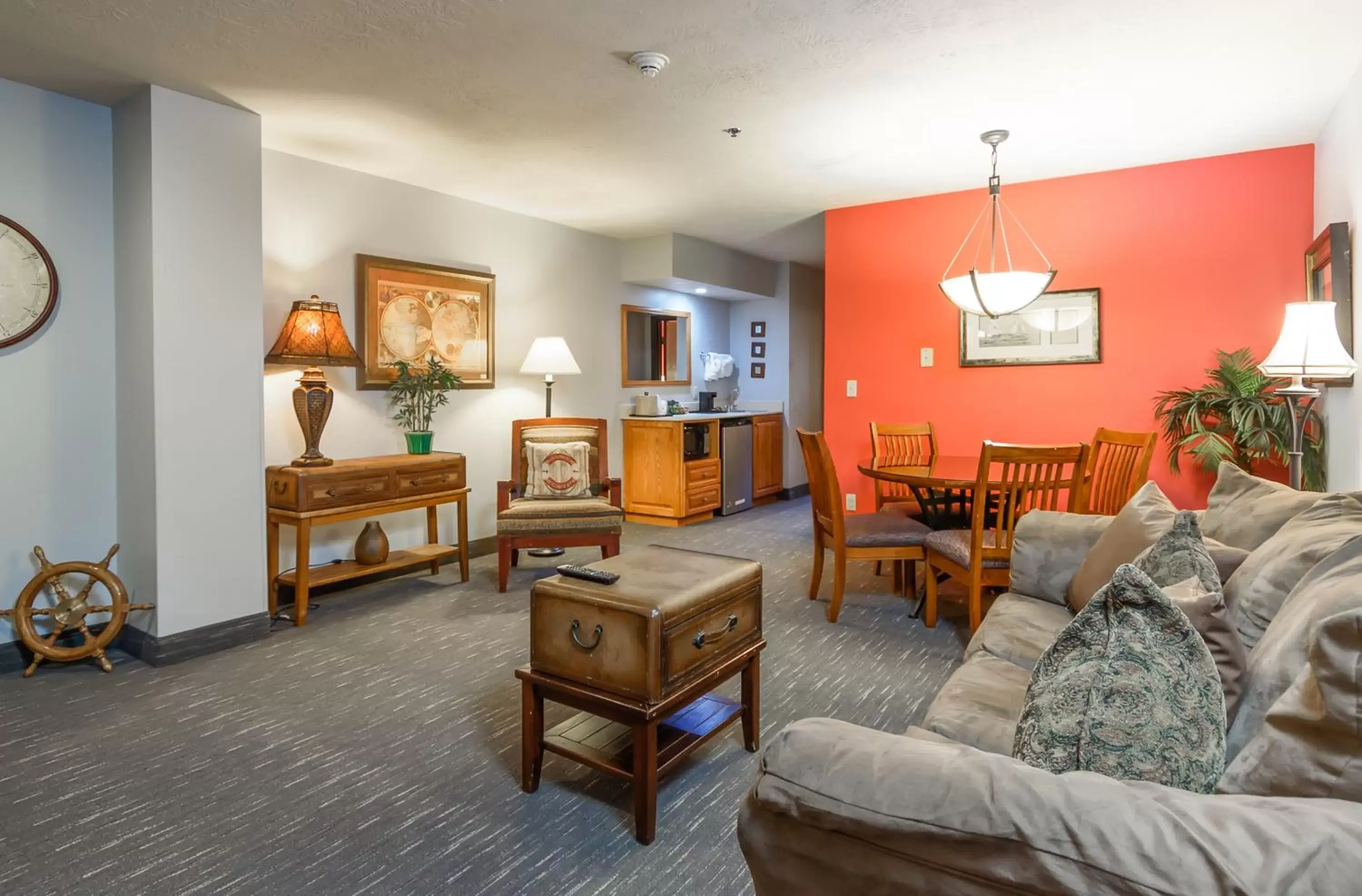 Living room, Seating Area in Ramada by Wyndham Sioux Falls Airport - Waterpark Resort & Event Center