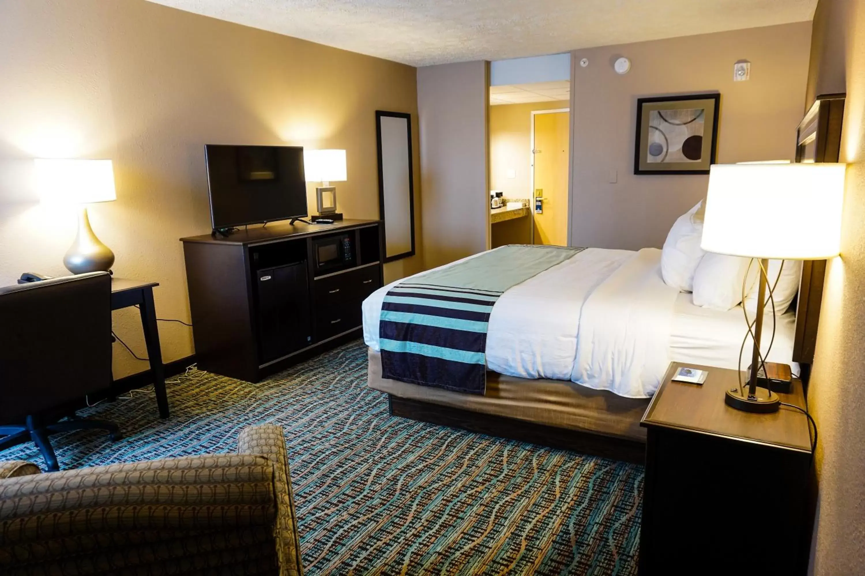 Bed in Boarders Inn & Suites by Cobblestone Hotels - Grand Island