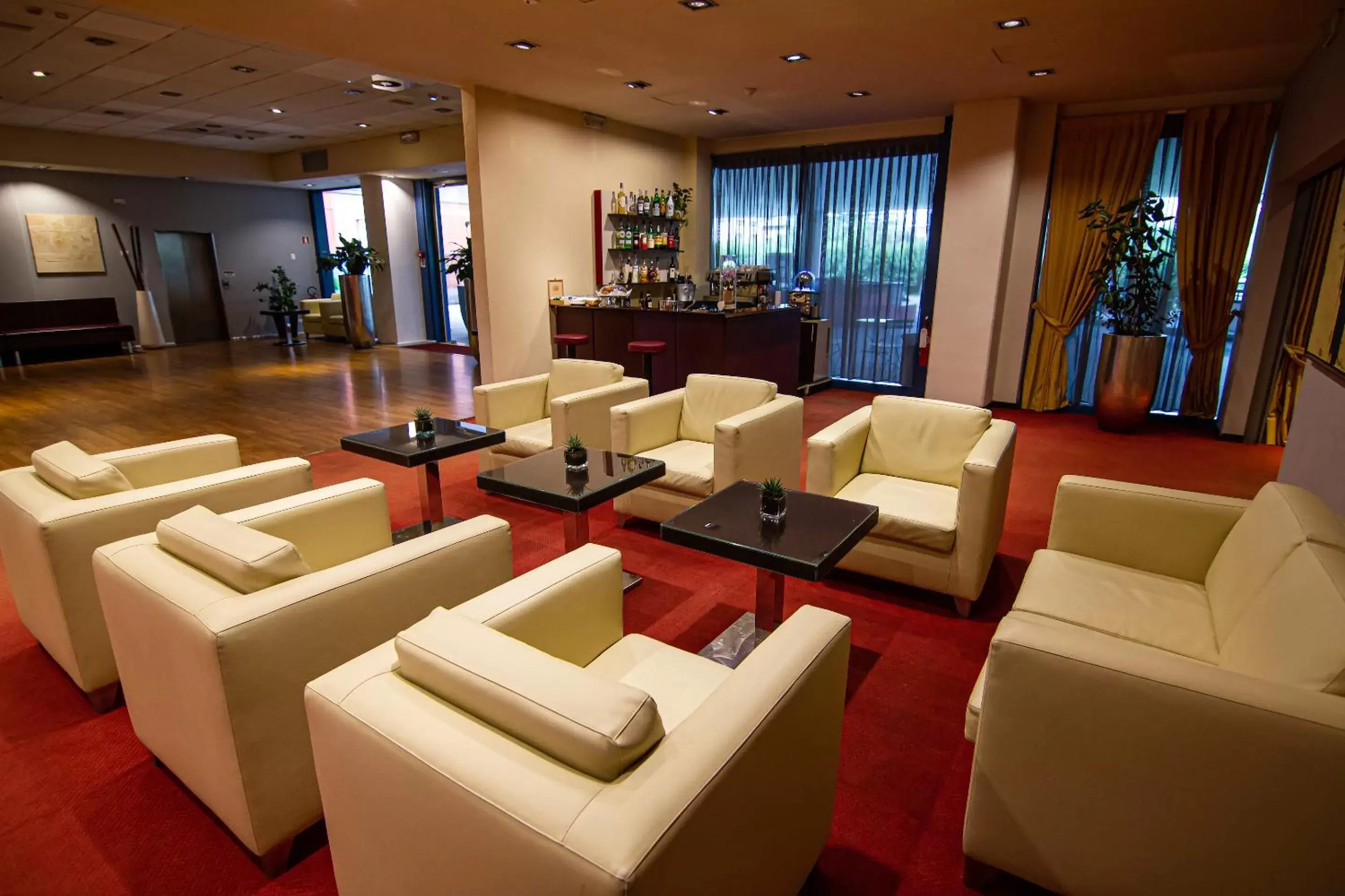 Lobby or reception, Lounge/Bar in Tuscany Inn