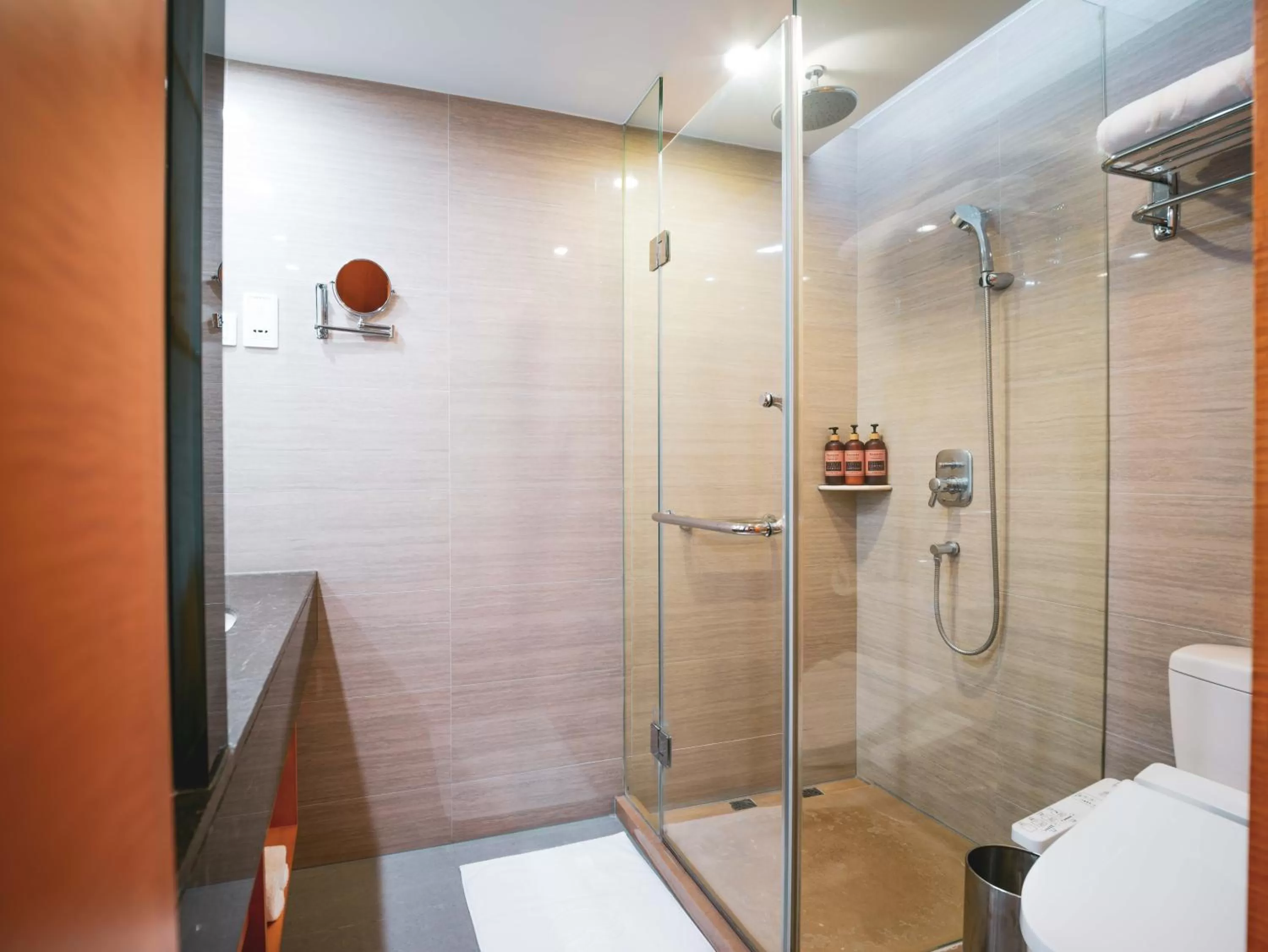 Shower in Ramada Plaza Shanghai Pudong Airport - 3 mins to PVG depature floor & check entrance with hotel shuttle