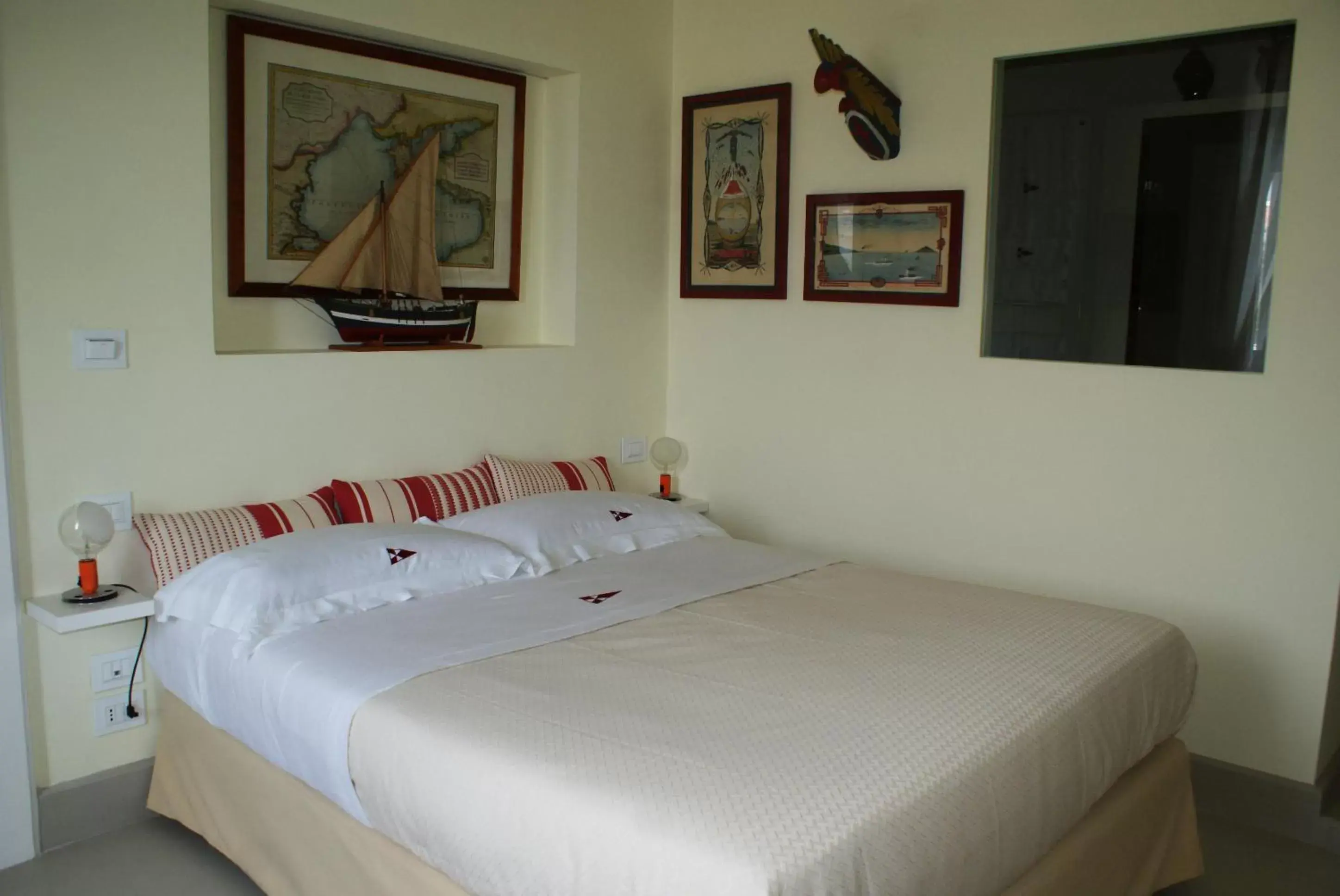 Photo of the whole room, Bed in Yacht Club Capo Cervo Suites B&B