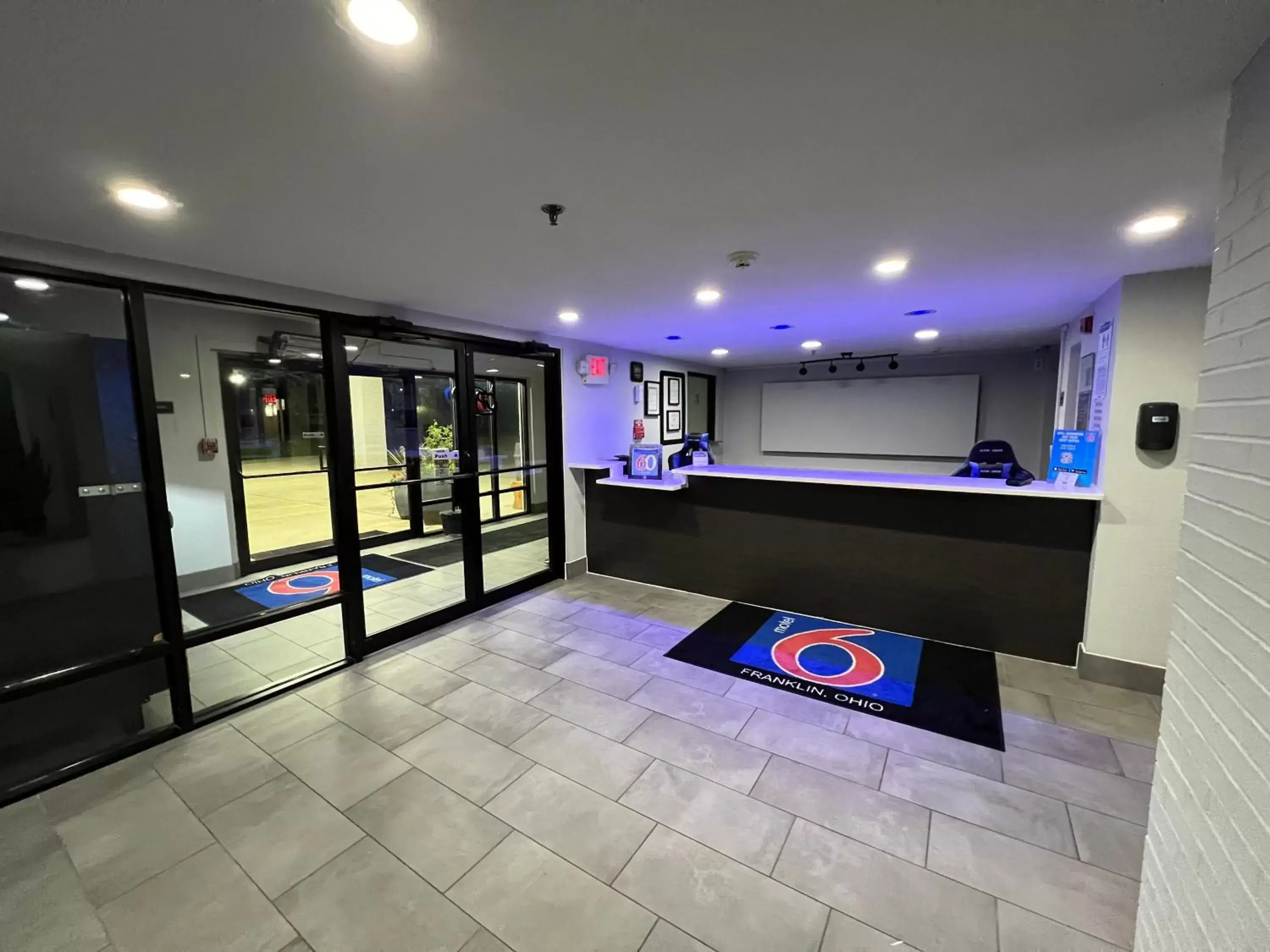 Lobby/Reception in Motel 6 - Franklin, OH