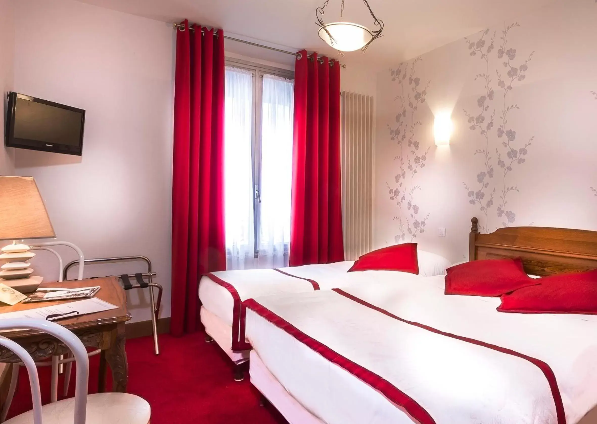 Bed in Hotel Le Clos d'Alésia