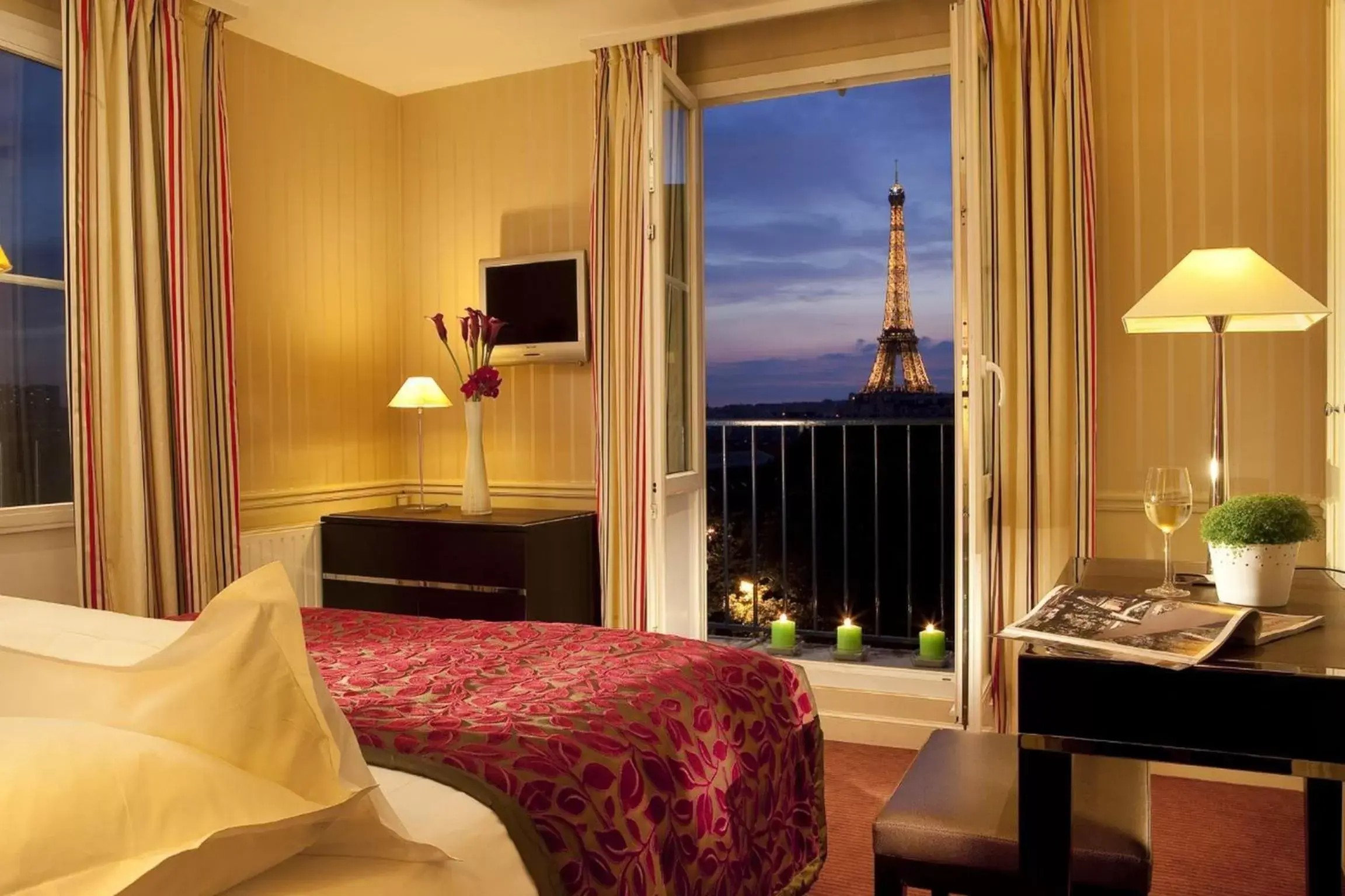 View (from property/room), Bed in Hotel Duquesne Eiffel