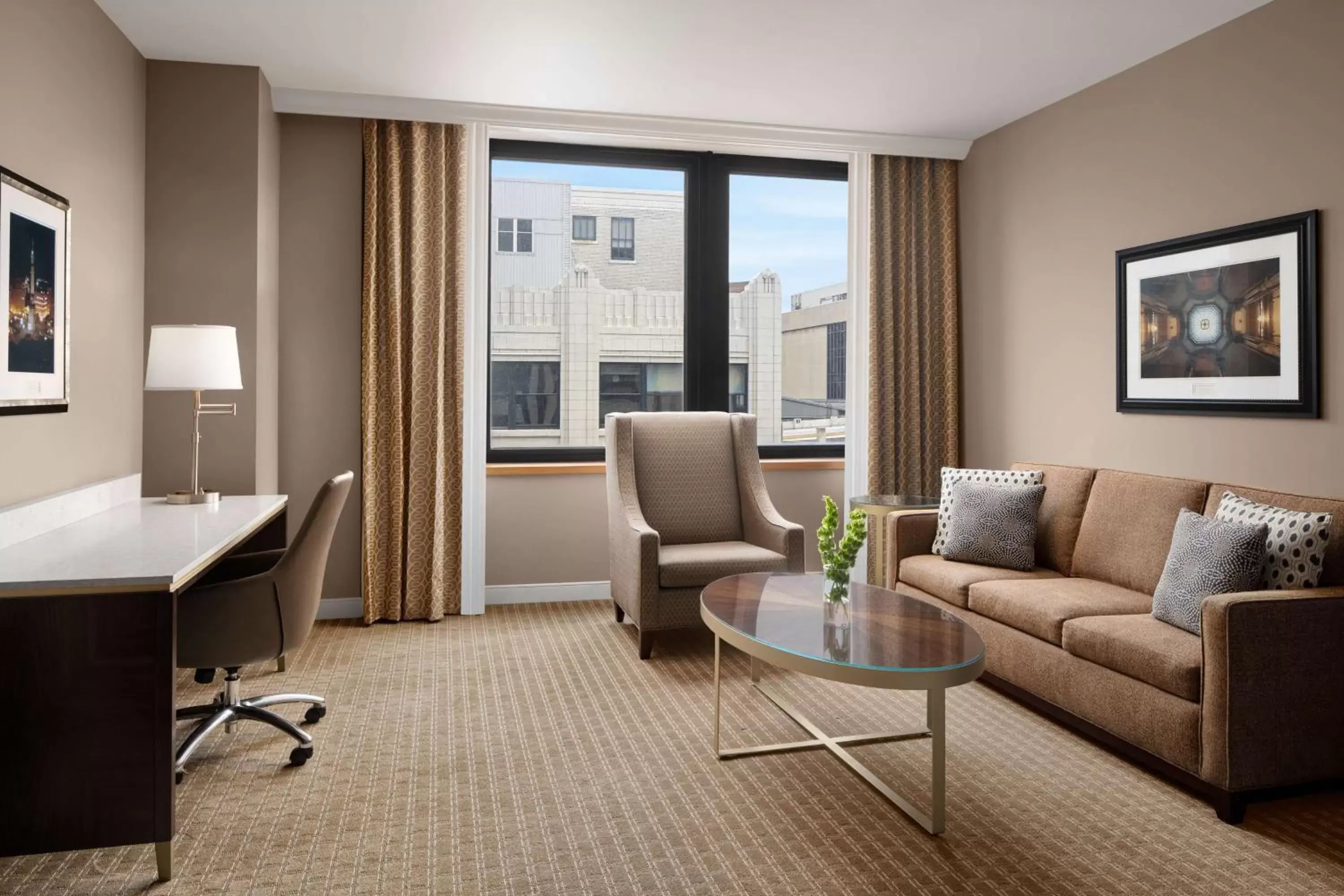 Bedroom, Seating Area in Hilton Indianapolis Hotel & Suites