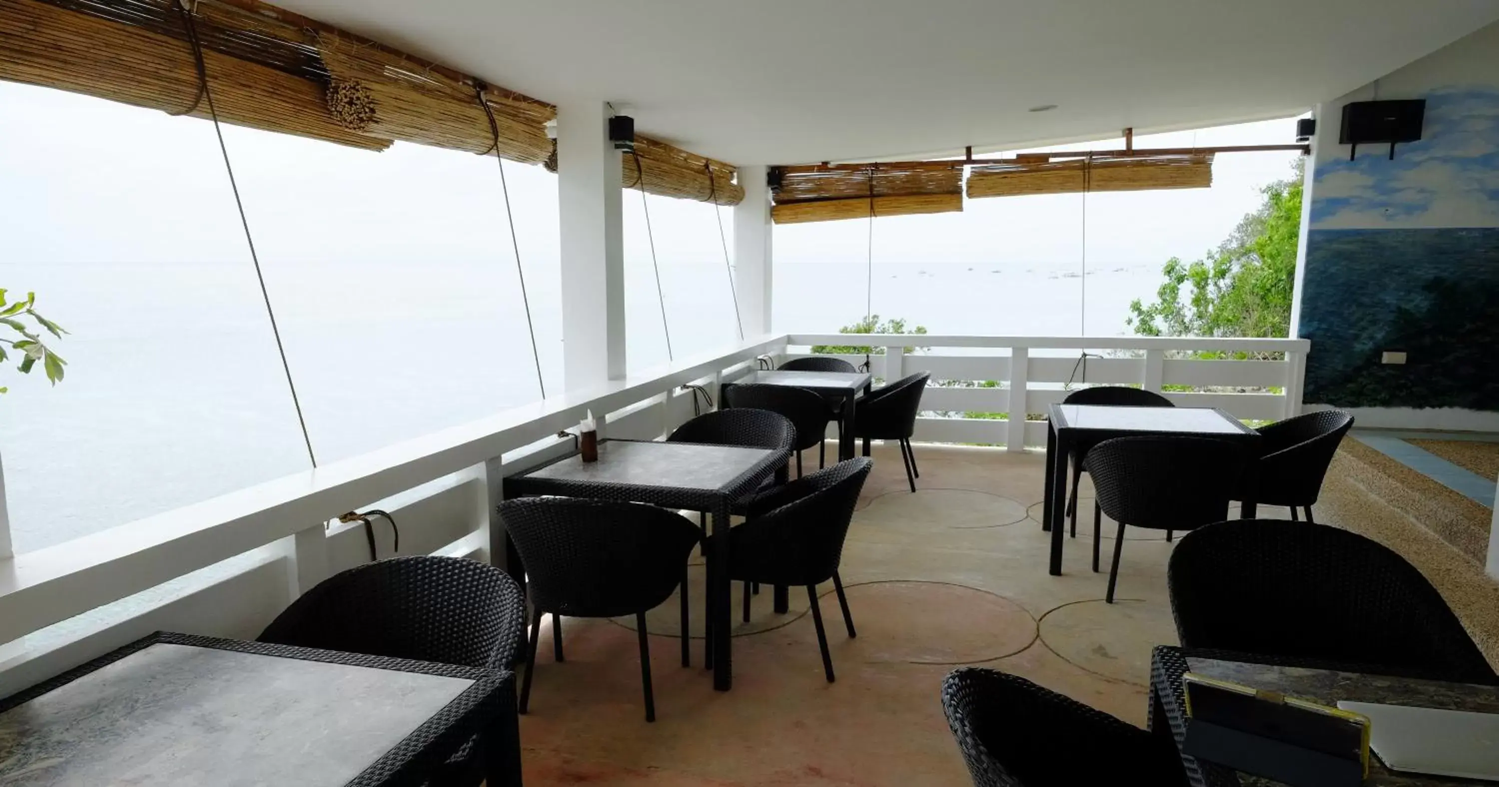 Lounge or bar in Cliffside Resort Lounge or bar in Cliffside Resort